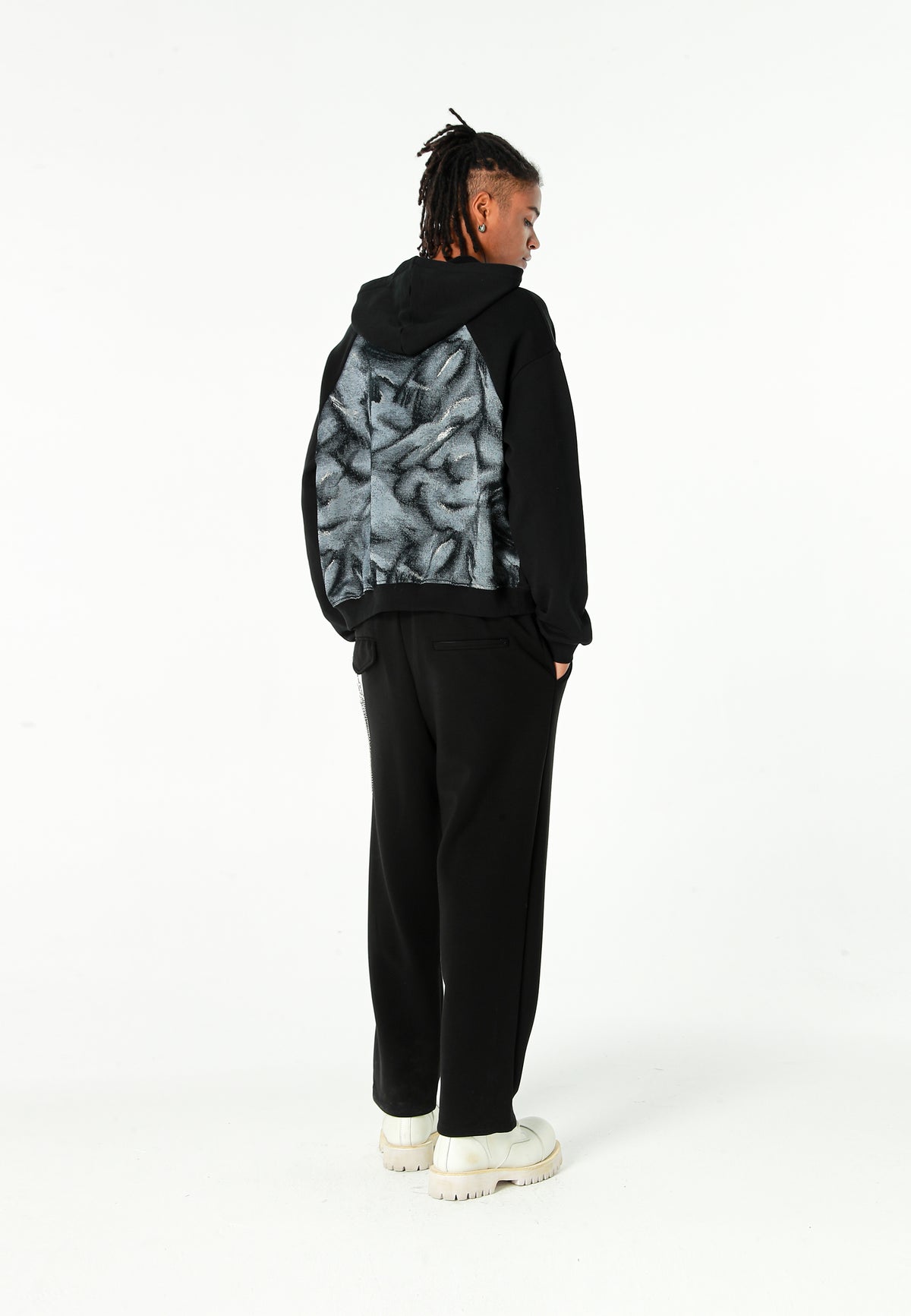 Sudadera con capucha, media cremallera y panel jacquard de chenilla con brillo | MWM [PS_COLORS:BLACK]
