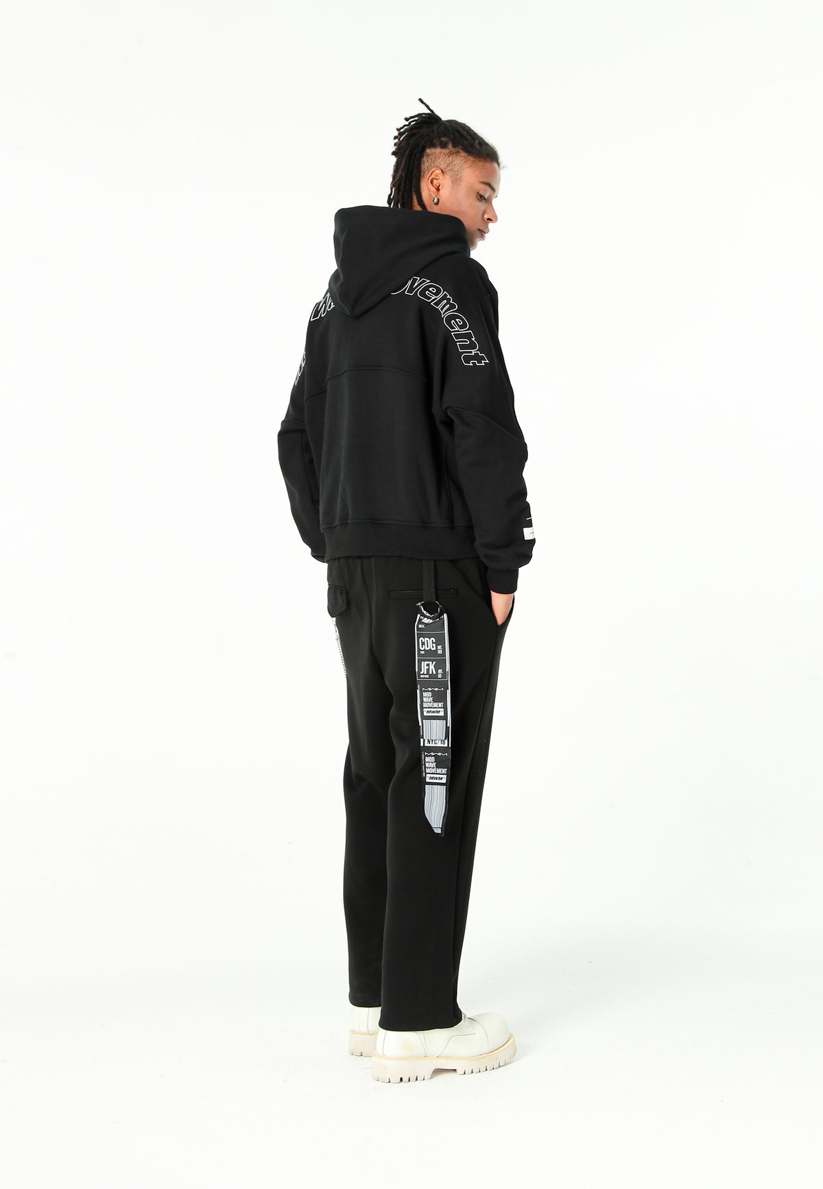 Sudadera con capucha corta lavada con bordado Mod Wave Movement en los hombros | MWM [PS_COLORS:BLACK]