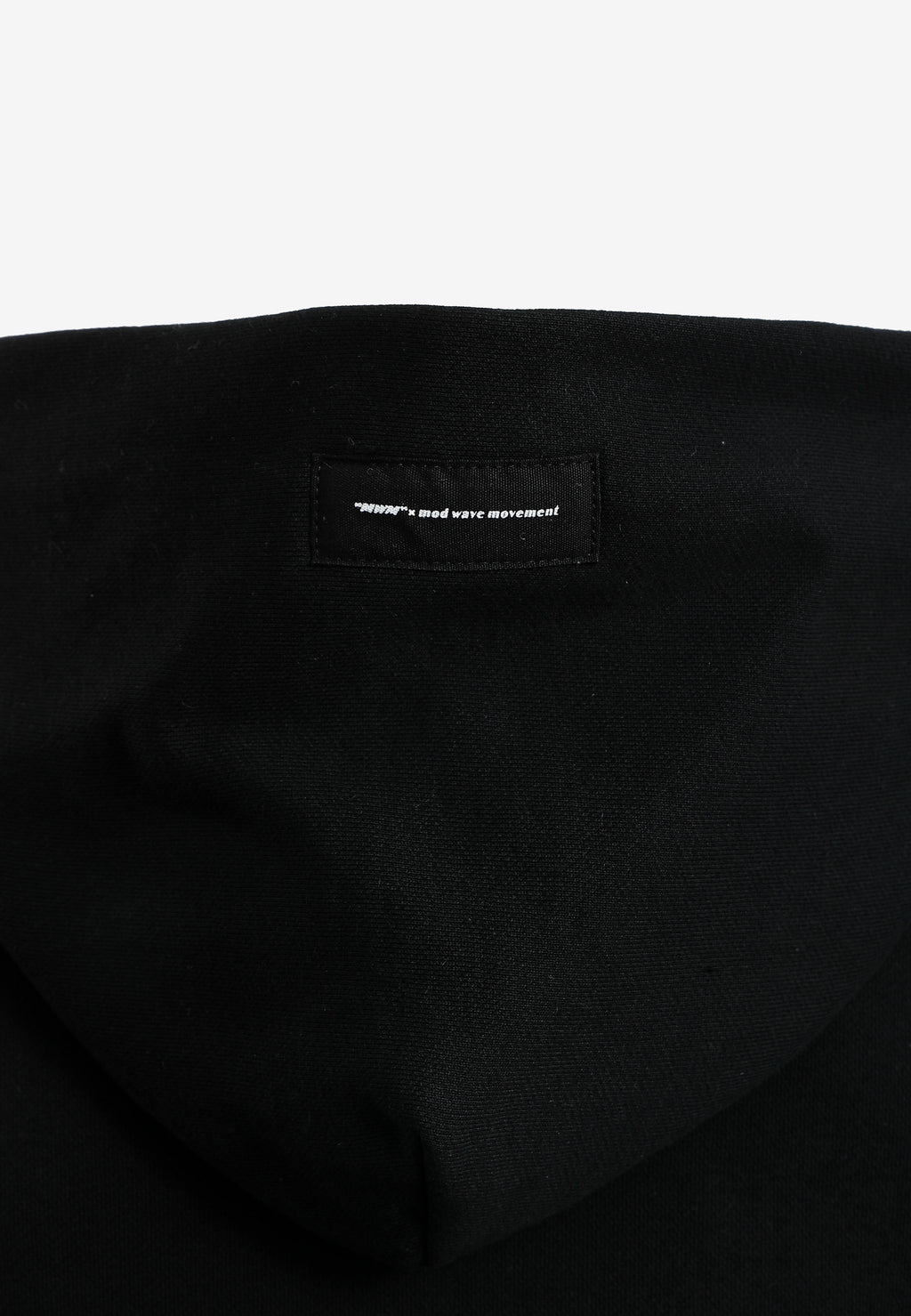 Sudadera corta con capucha de mujer TEDDY Mike Bag con gran parche frontal y detalles en mangas | MWM [PS_COLORS:BLACK]