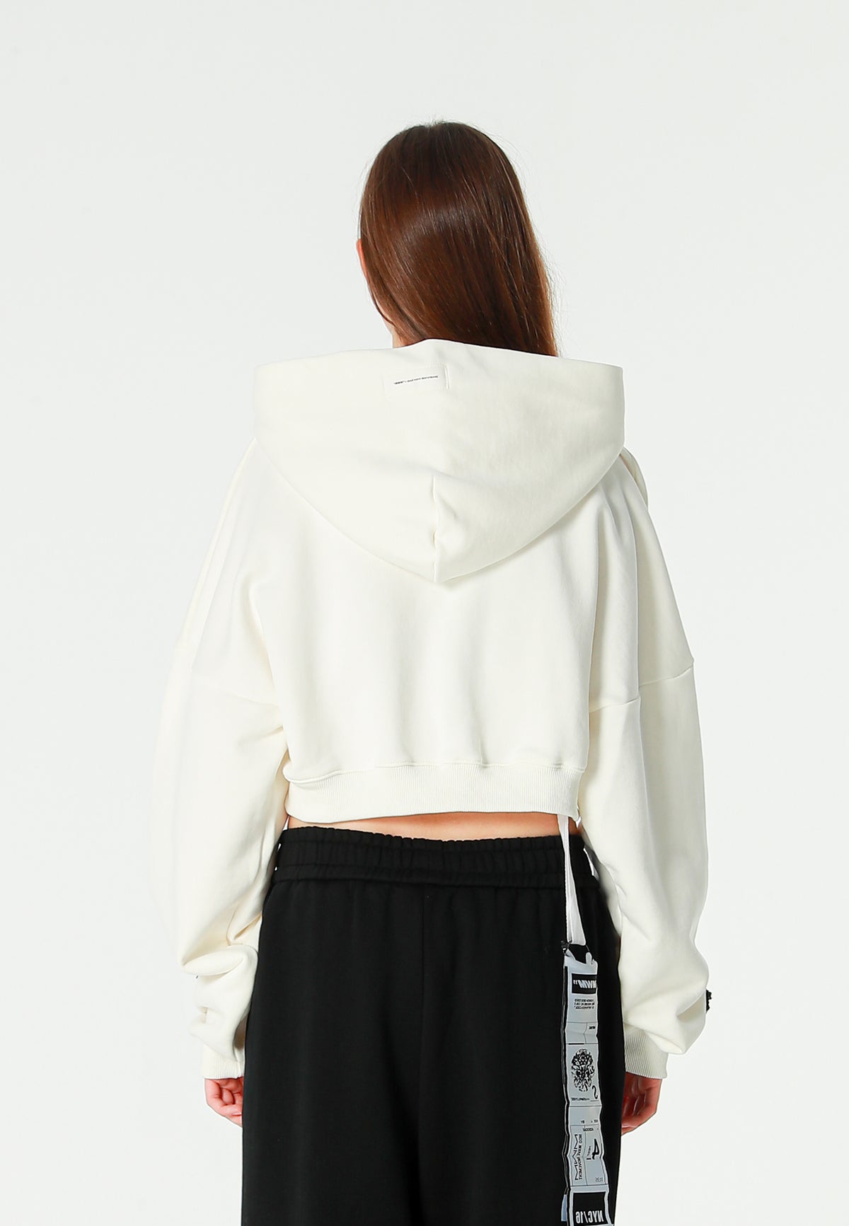 Sudadera corta con capucha de mujer TEDDY Mike Bag con gran parche frontal y detalles en mangas | MWM [PS_COLORS:WHITE]