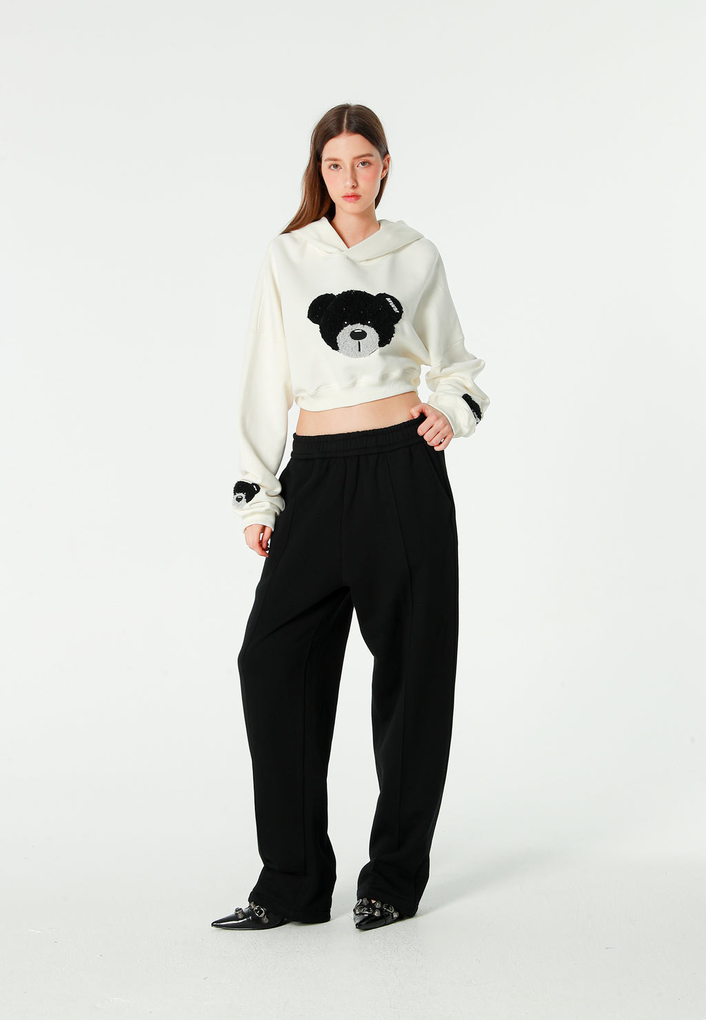 Sudadera corta con capucha de mujer TEDDY Mike Bag con gran parche frontal y detalles en mangas | MWM [PS_COLORS:WHITE]