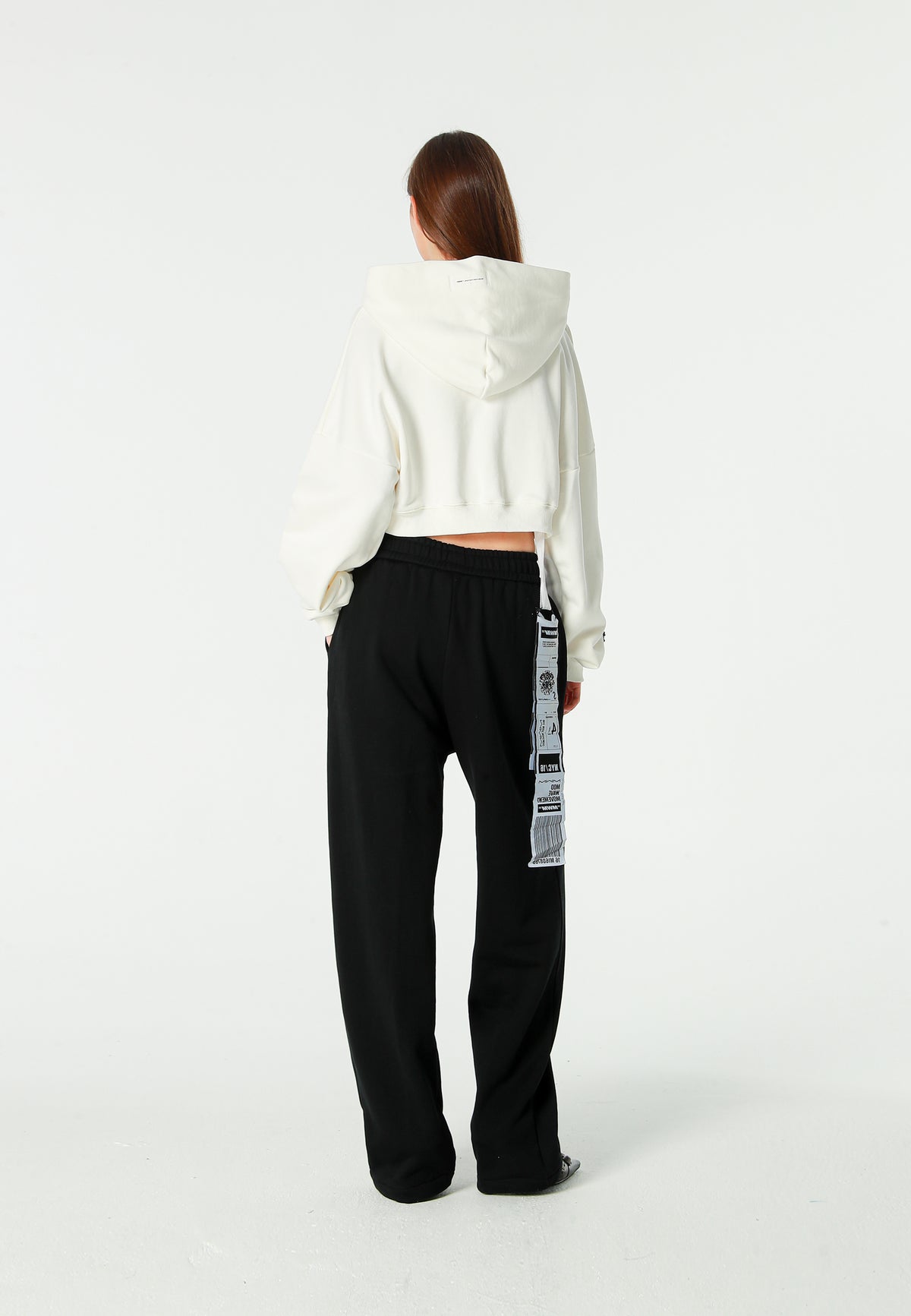 Sudadera corta con capucha de mujer TEDDY Mike Bag con gran parche frontal y detalles en mangas | MWM [PS_COLORS:WHITE]