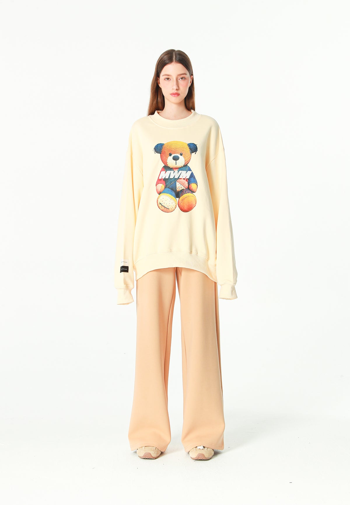 Sudadera TEDDY de corte relajado con print patchwork 3D en el frontal | MWM [PS_COLORS:BEIGE]