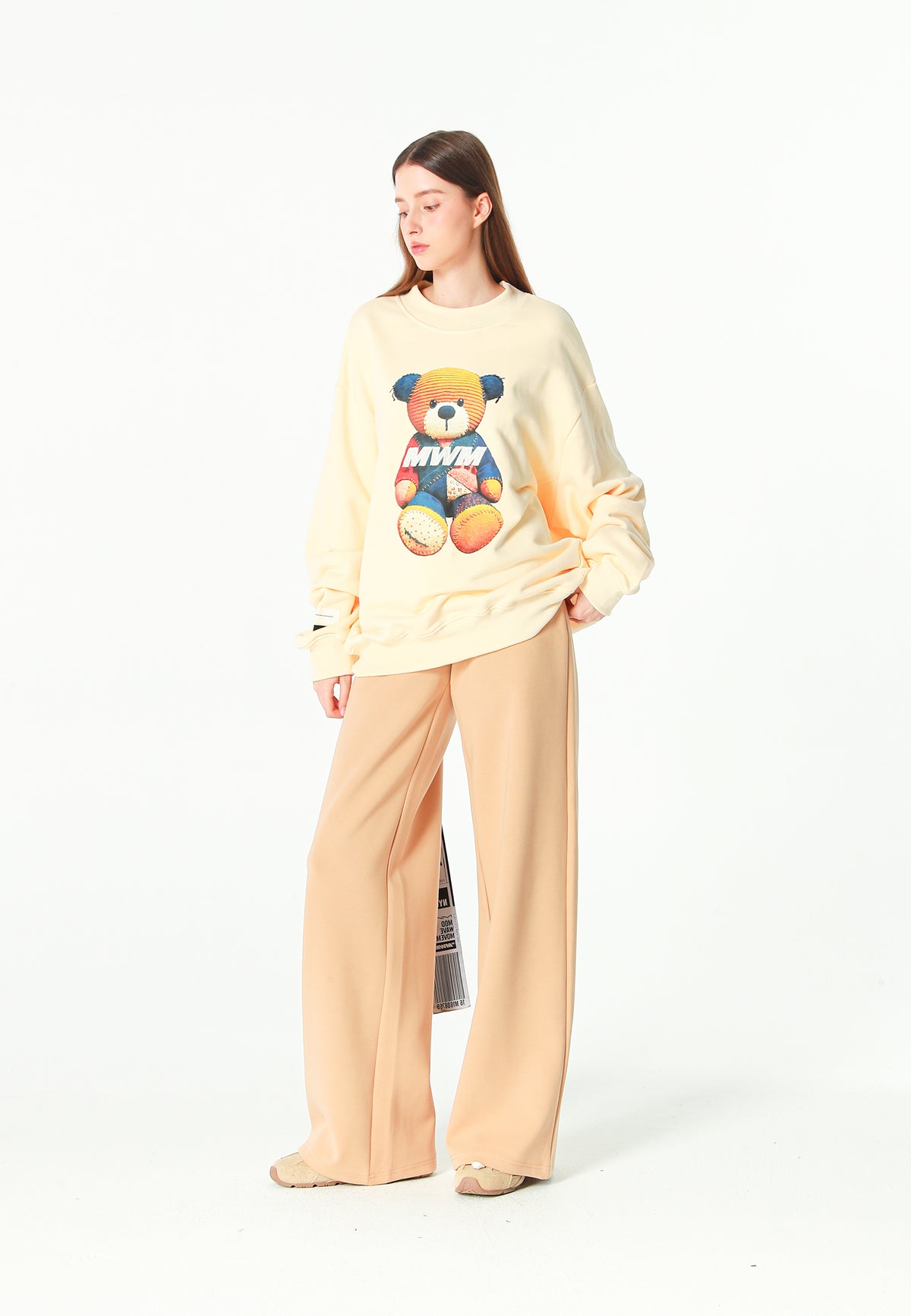 Sudadera TEDDY de corte relajado con print patchwork 3D en el frontal | MWM [PS_COLORS:BEIGE]