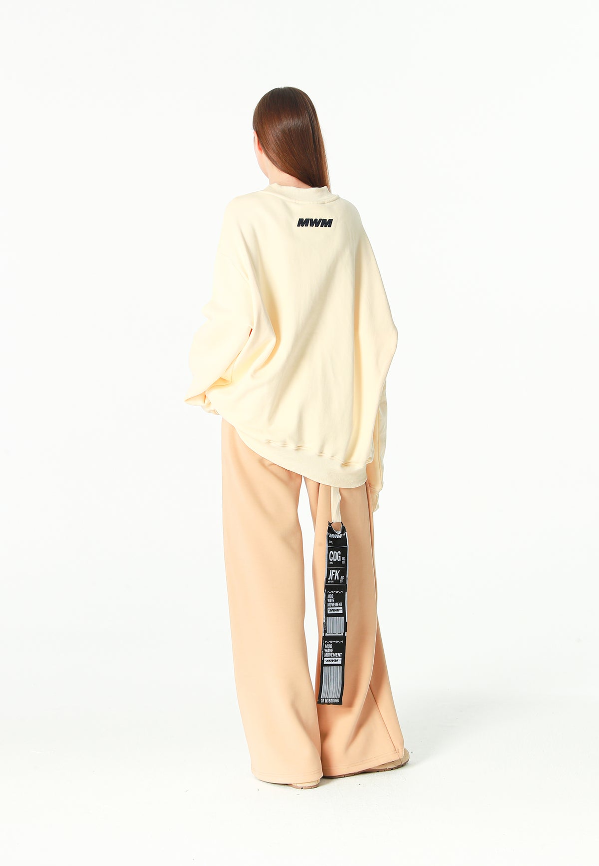 Sudadera TEDDY de corte relajado con print patchwork 3D en el frontal | MWM [PS_COLORS:BEIGE]