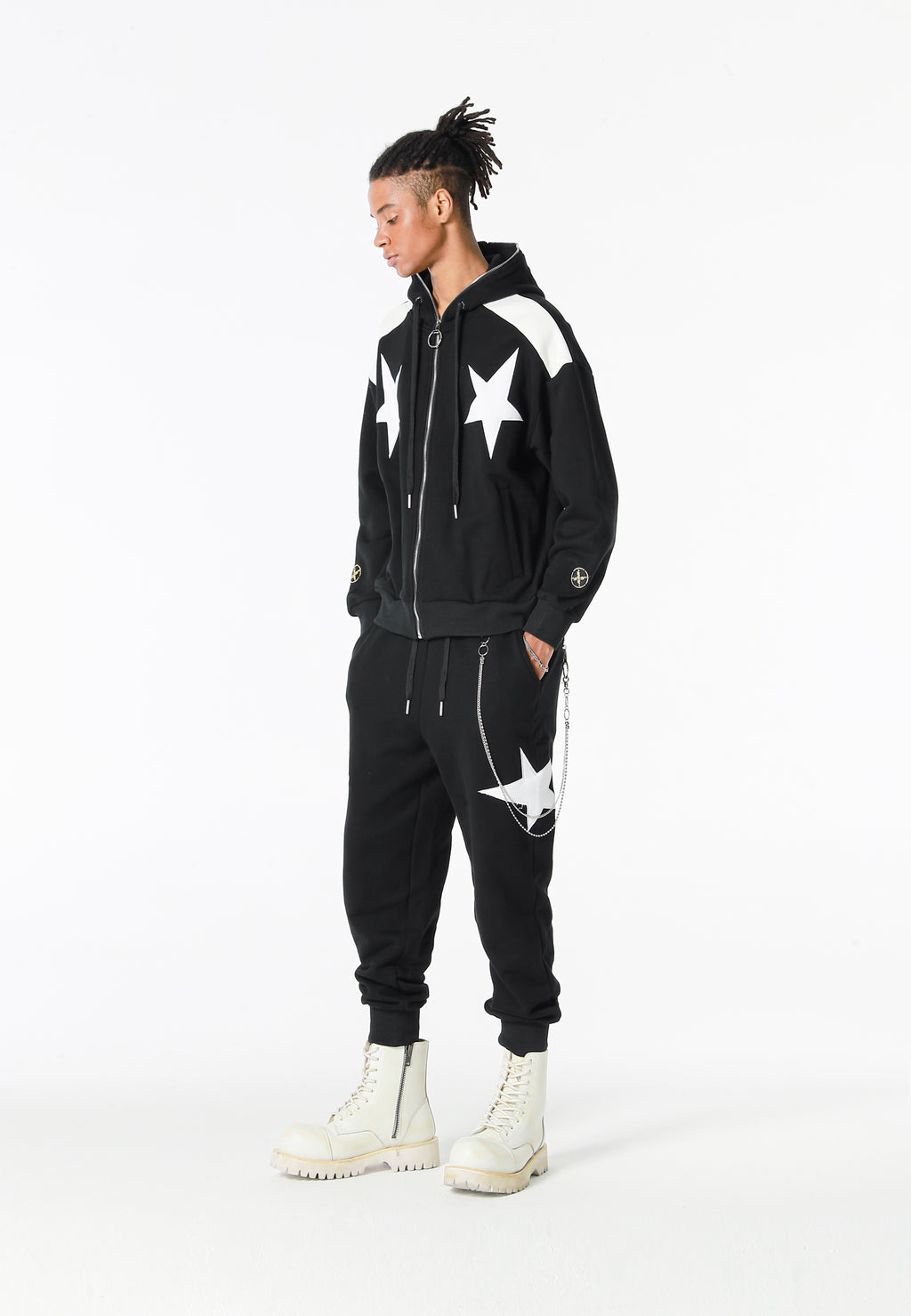 Sudadera con capucha Wings de corte relajado con estrellas frontales y alas en la espalda | MWM [PS_COLORS:BLACK]