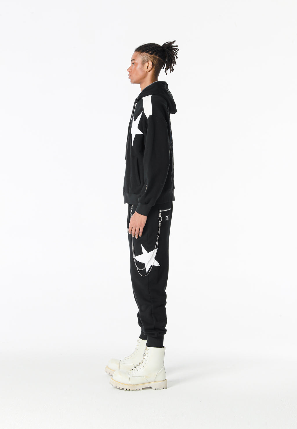 Sudadera con capucha Wings de corte relajado con estrellas frontales y alas en la espalda | MWM [PS_COLORS:BLACK]