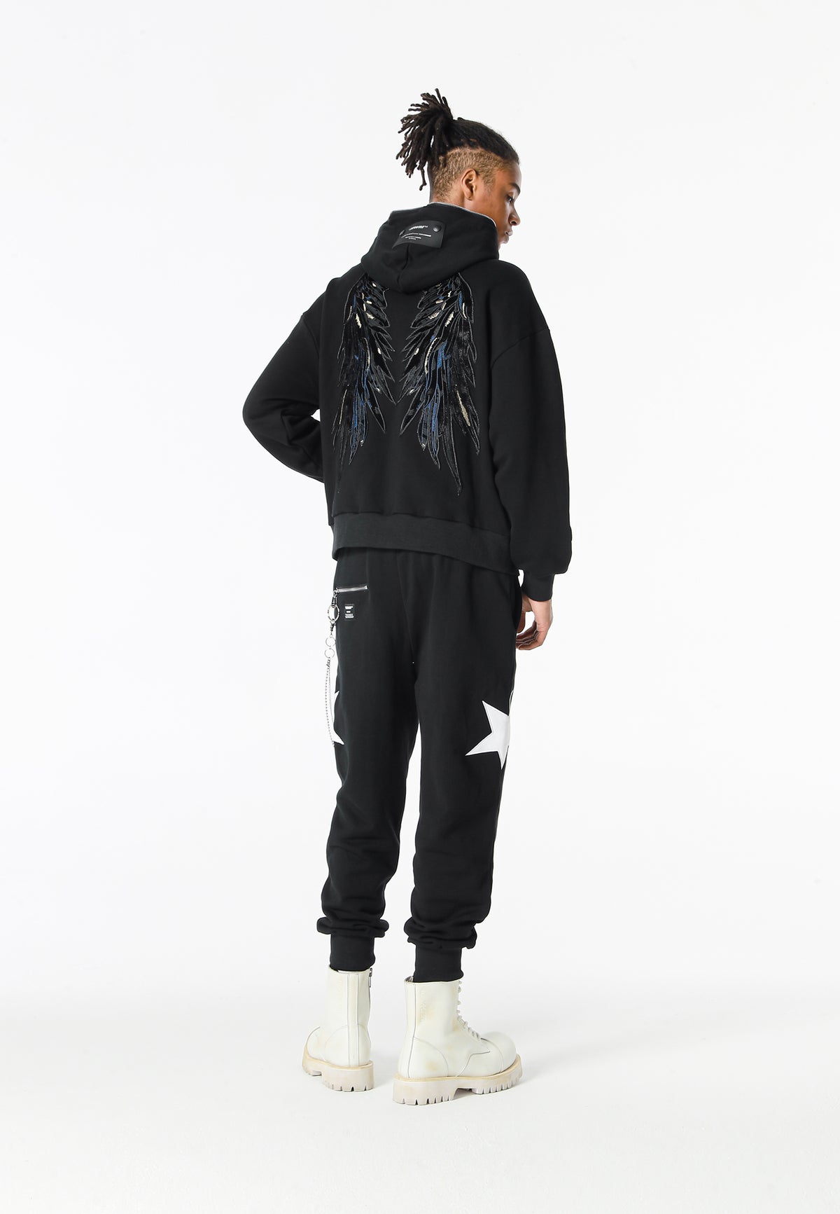 Sudadera con capucha Wings de corte relajado con estrellas frontales y alas en la espalda | MWM [PS_COLORS:BLACK]