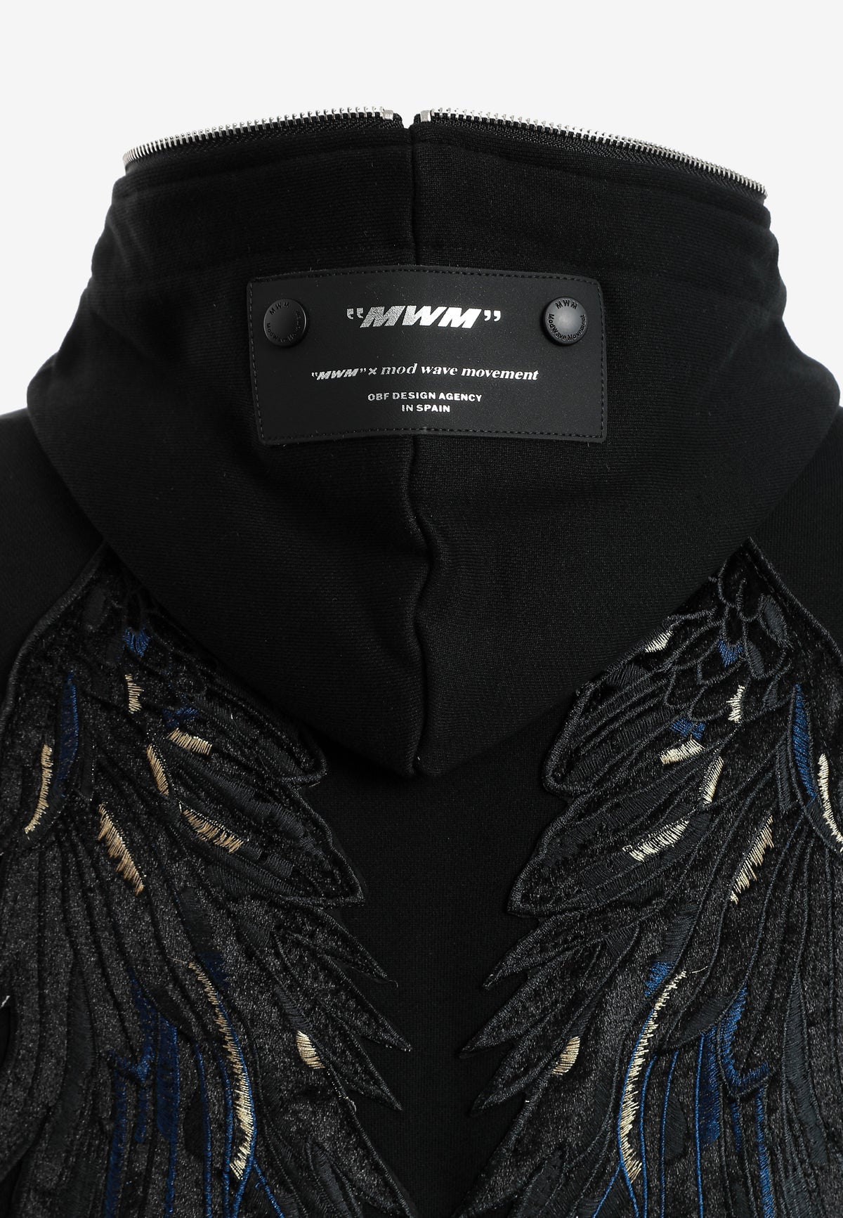 Sudadera con capucha Wings de corte relajado con estrellas frontales y alas en la espalda | MWM [PS_COLORS:BLACK]