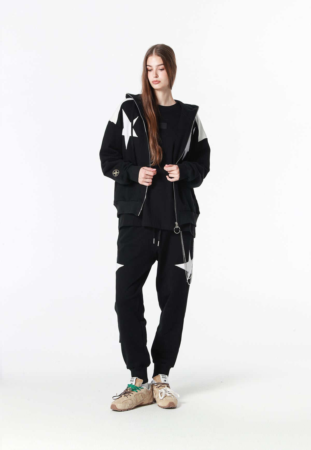 Sudadera con capucha Wings de corte relajado con estrellas frontales y alas en la espalda | MWM [PS_COLORS:BLACK]