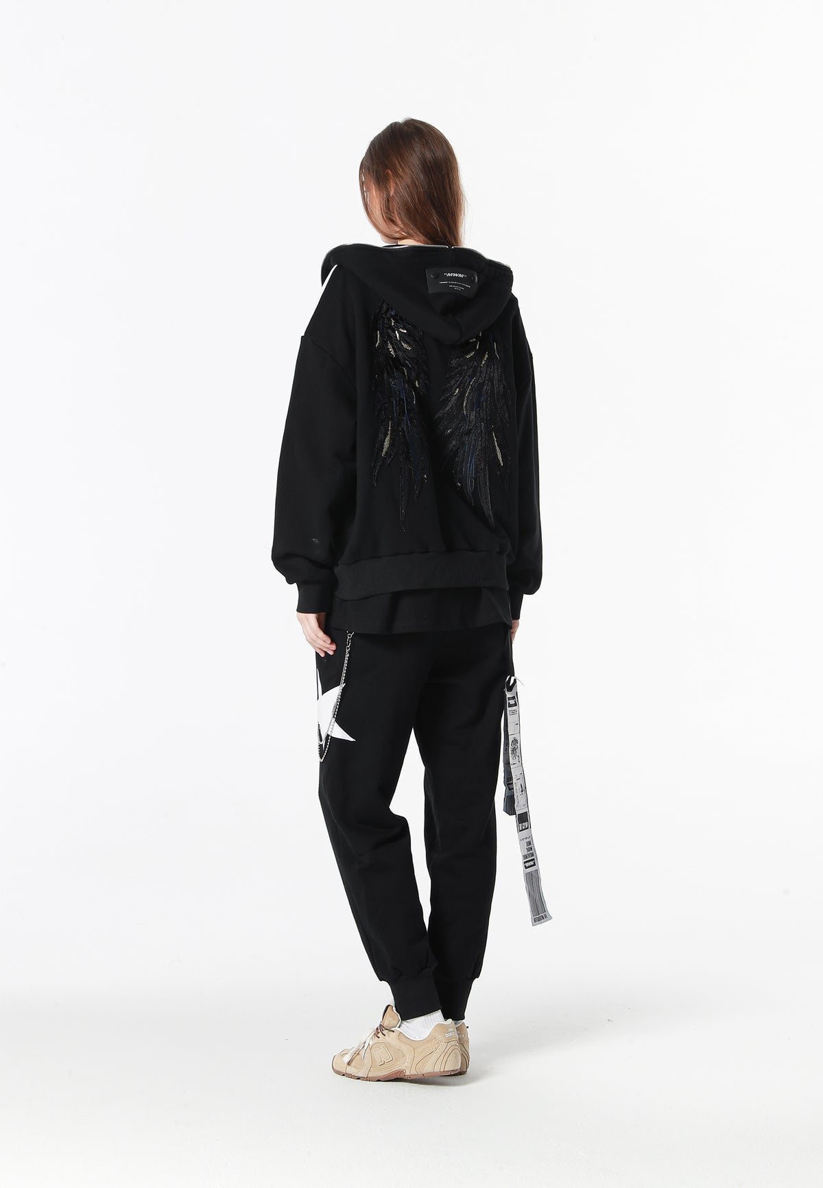 Sudadera con capucha Wings de corte relajado con estrellas frontales y alas en la espalda | MWM [PS_COLORS:BLACK]