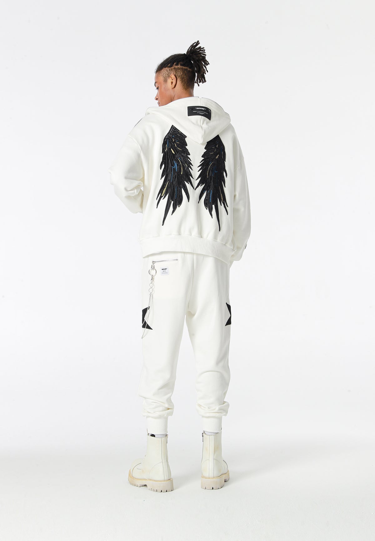 Sudadera con capucha Wings de corte relajado con estrellas frontales y alas en la espalda | MWM [PS_COLORS:WHITE]