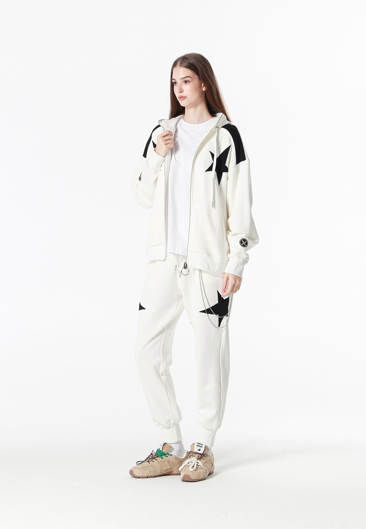 Sudadera con capucha Wings de corte relajado con estrellas frontales y alas en la espalda | MWM [PS_COLORS:WHITE]
