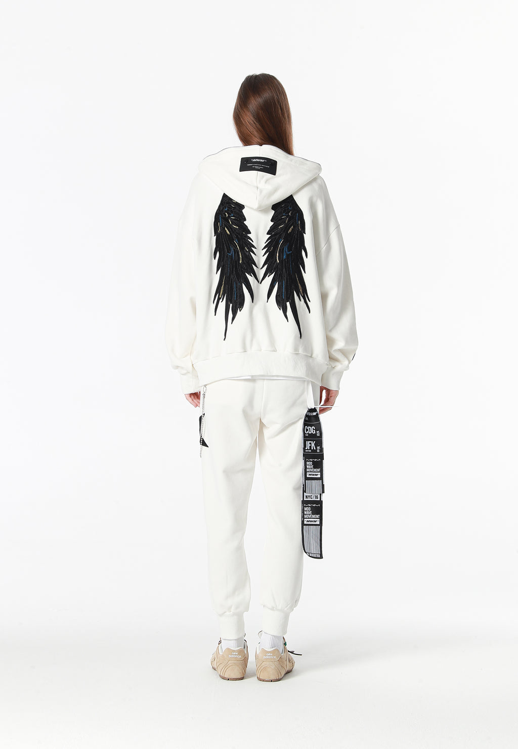 Sudadera con capucha Wings de corte relajado con estrellas frontales y alas en la espalda | MWM [PS_COLORS:WHITE]
