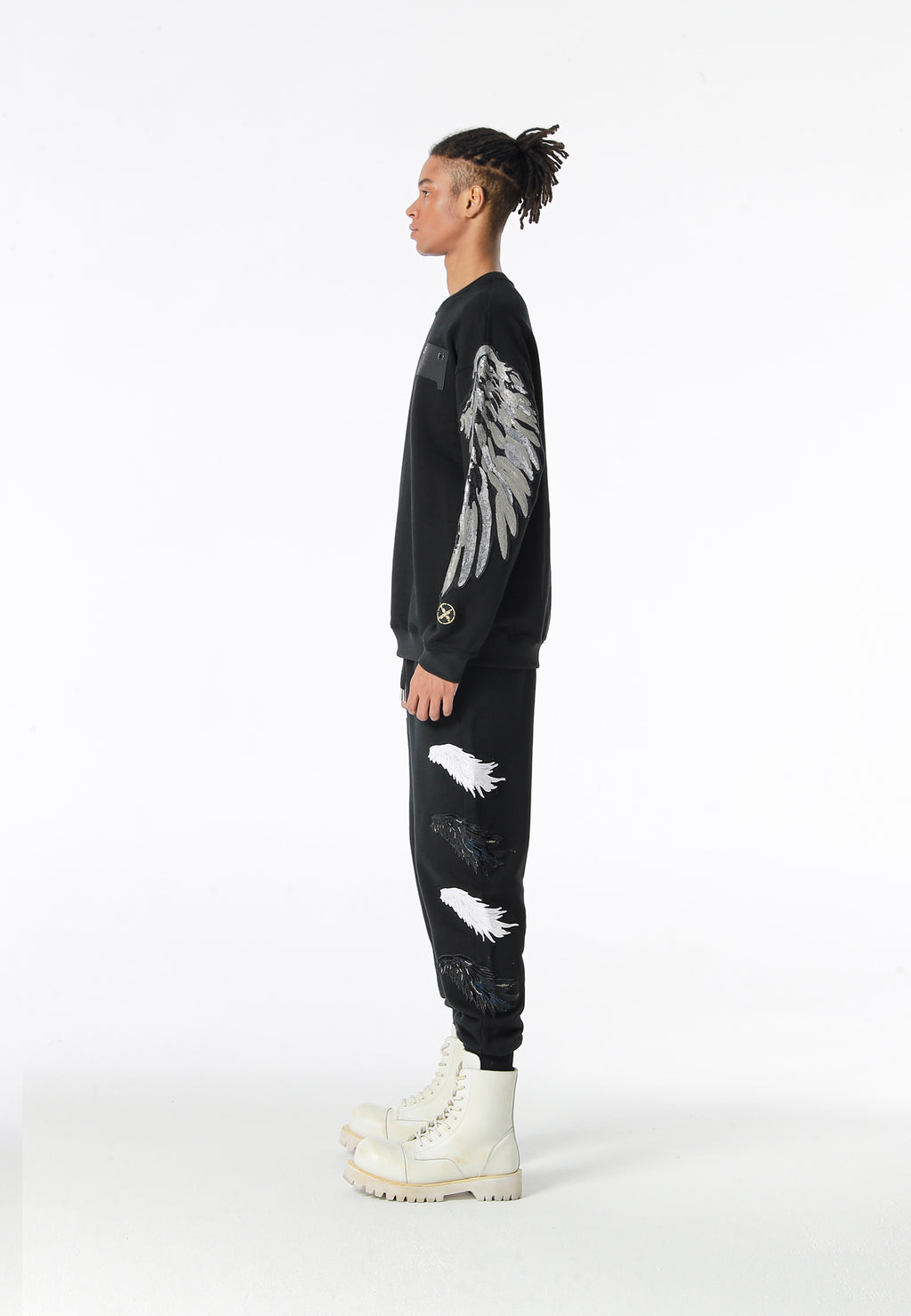 Sudadera Wings de corte relajado con alas de tachuelas en hombros y mangas | MWM [PS_COLORS:BLACK]