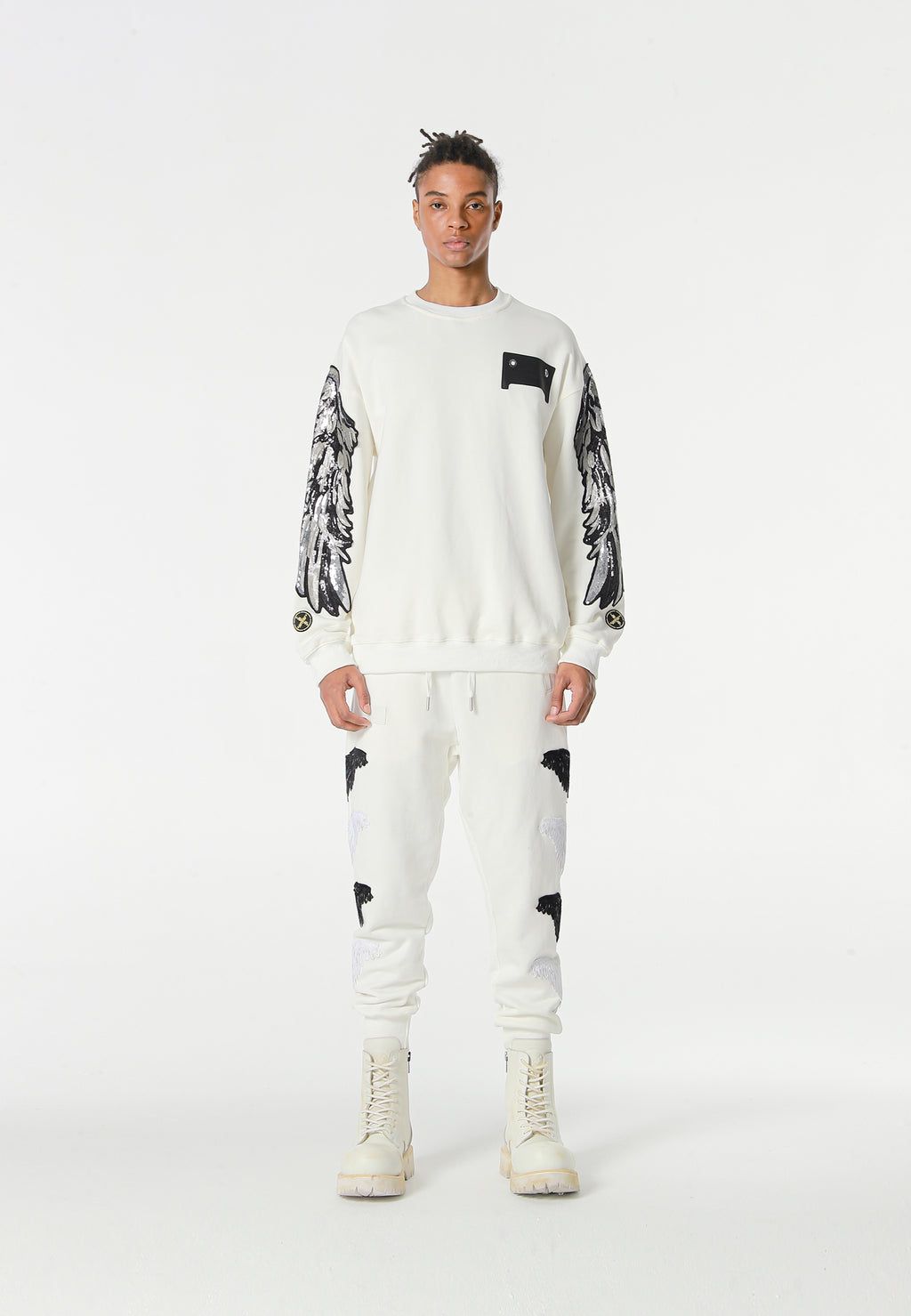 Sudadera Wings de corte relajado con alas de tachuelas en hombros y mangas | MWM [PS_COLORS:WHITE]