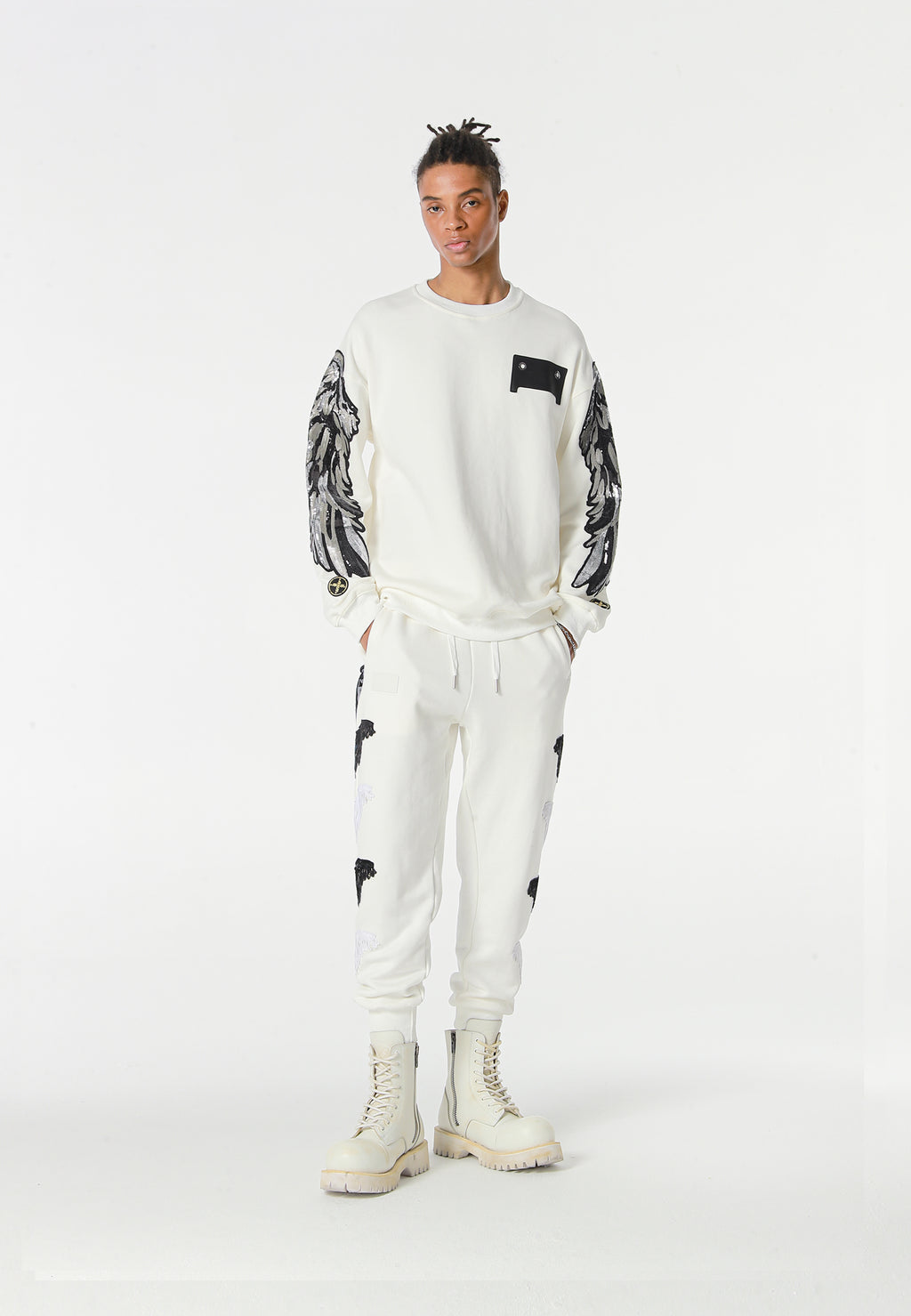 Sudadera Wings de corte relajado con alas de tachuelas en hombros y mangas | MWM [PS_COLORS:WHITE]