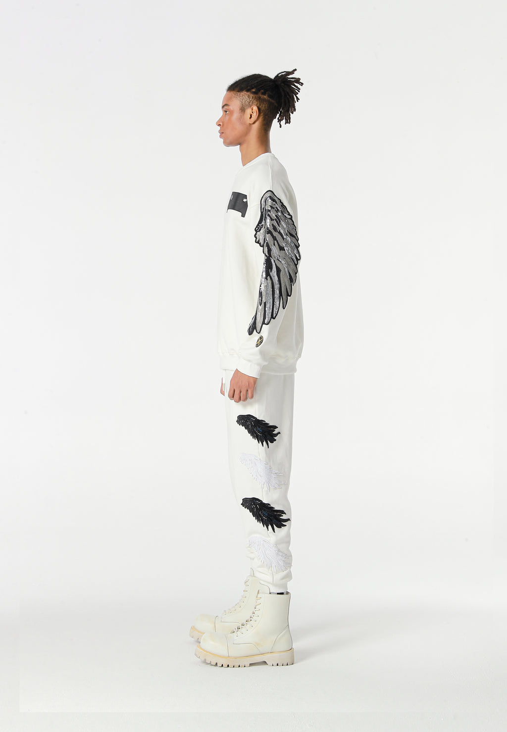 Sudadera Wings de corte relajado con alas de tachuelas en hombros y mangas | MWM [PS_COLORS:WHITE]