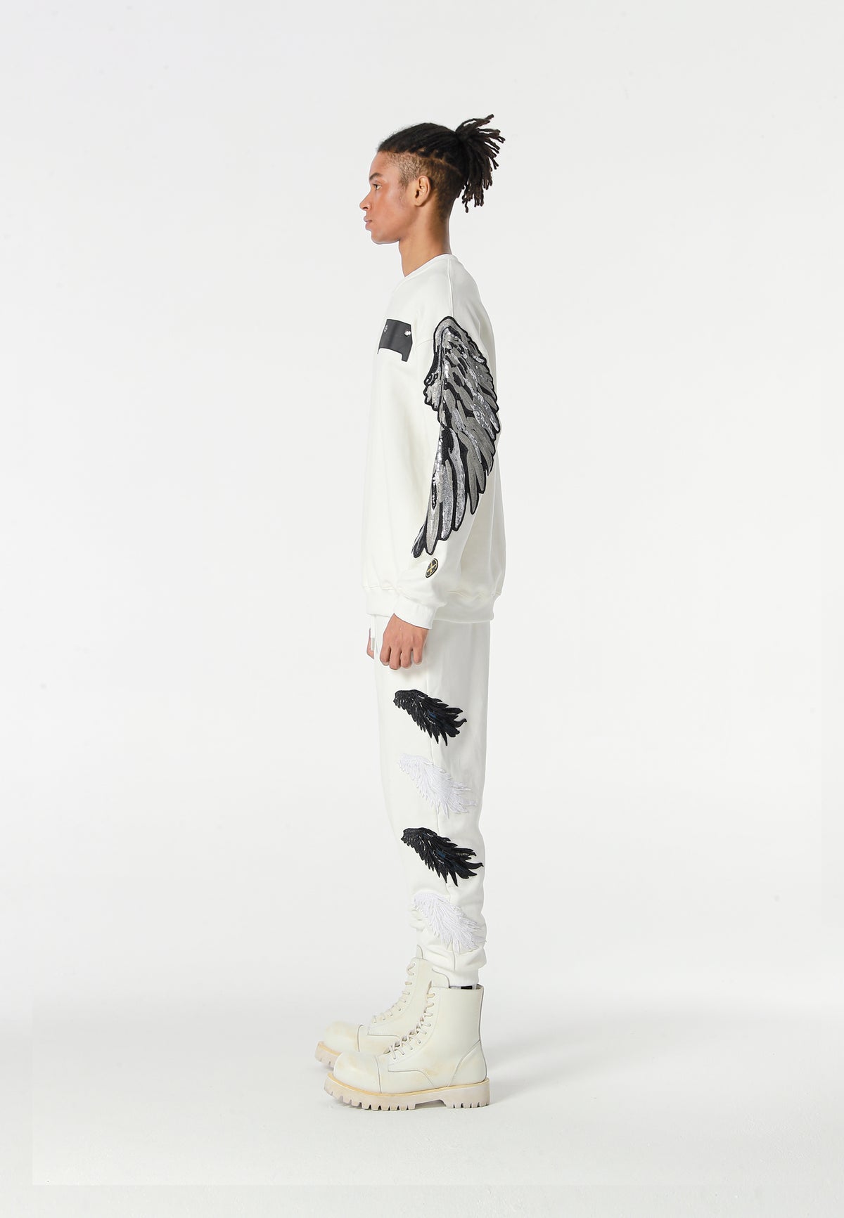 Sudadera Wings de corte relajado con alas de tachuelas en hombros y mangas | MWM [PS_COLORS:WHITE]