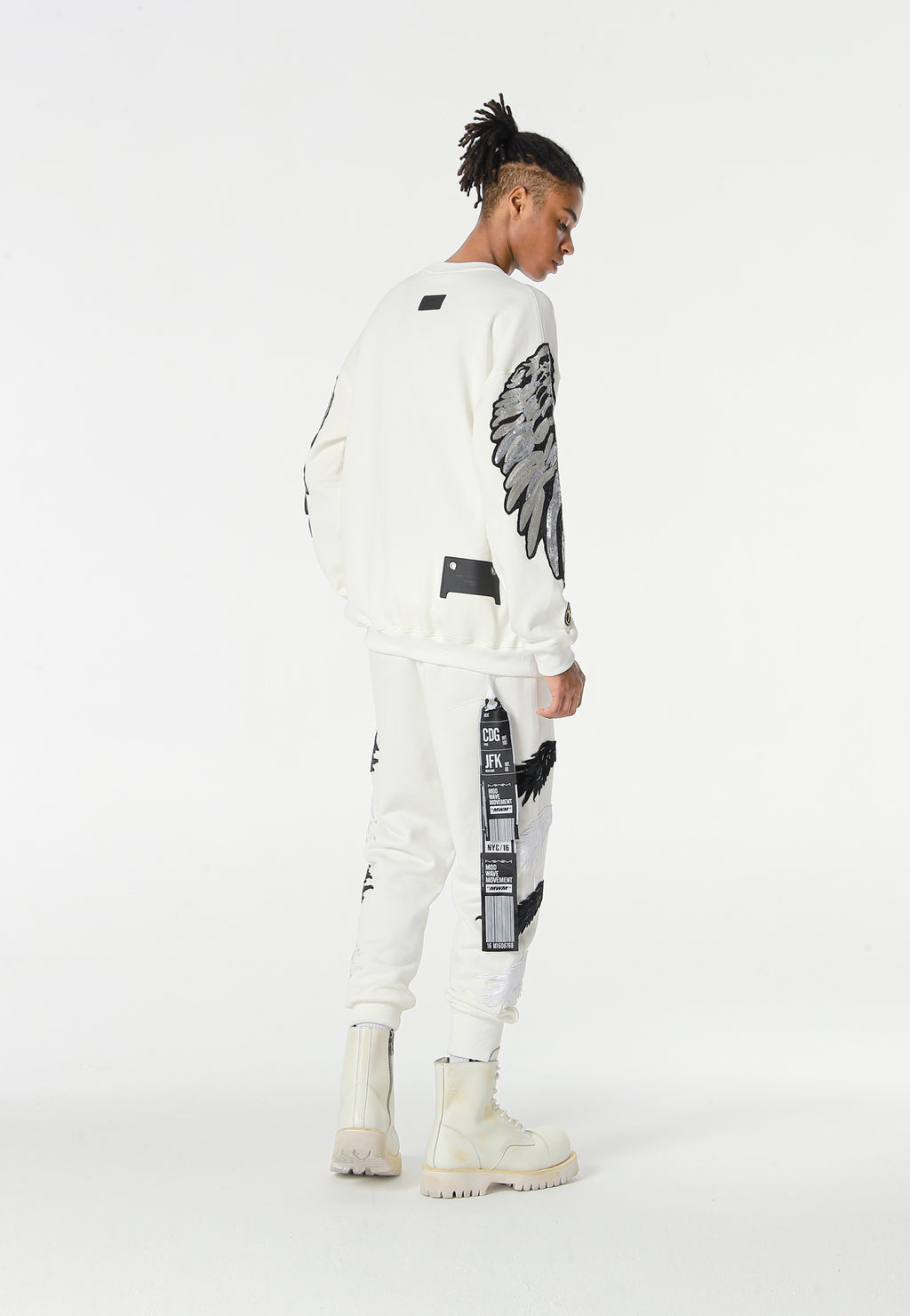 Sudadera Wings de corte relajado con alas de tachuelas en hombros y mangas | MWM [PS_COLORS:WHITE]