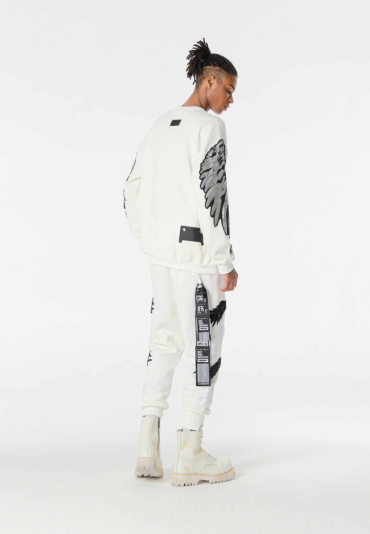 Sudadera Wings de corte relajado con alas de tachuelas en hombros y mangas | MWM [PS_COLORS:WHITE]