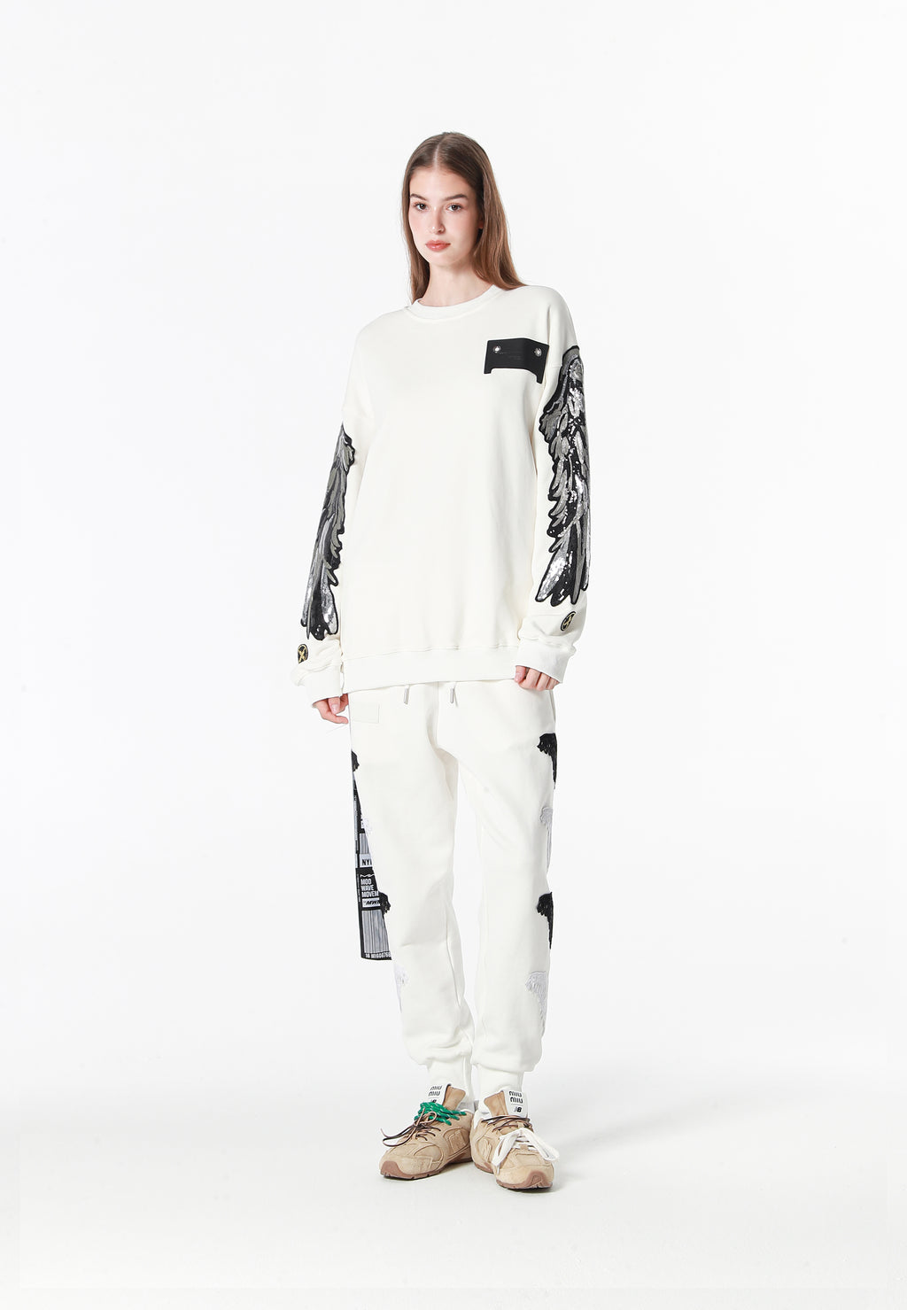 Sudadera Wings de corte relajado con alas de tachuelas en hombros y mangas | MWM [PS_COLORS:WHITE]