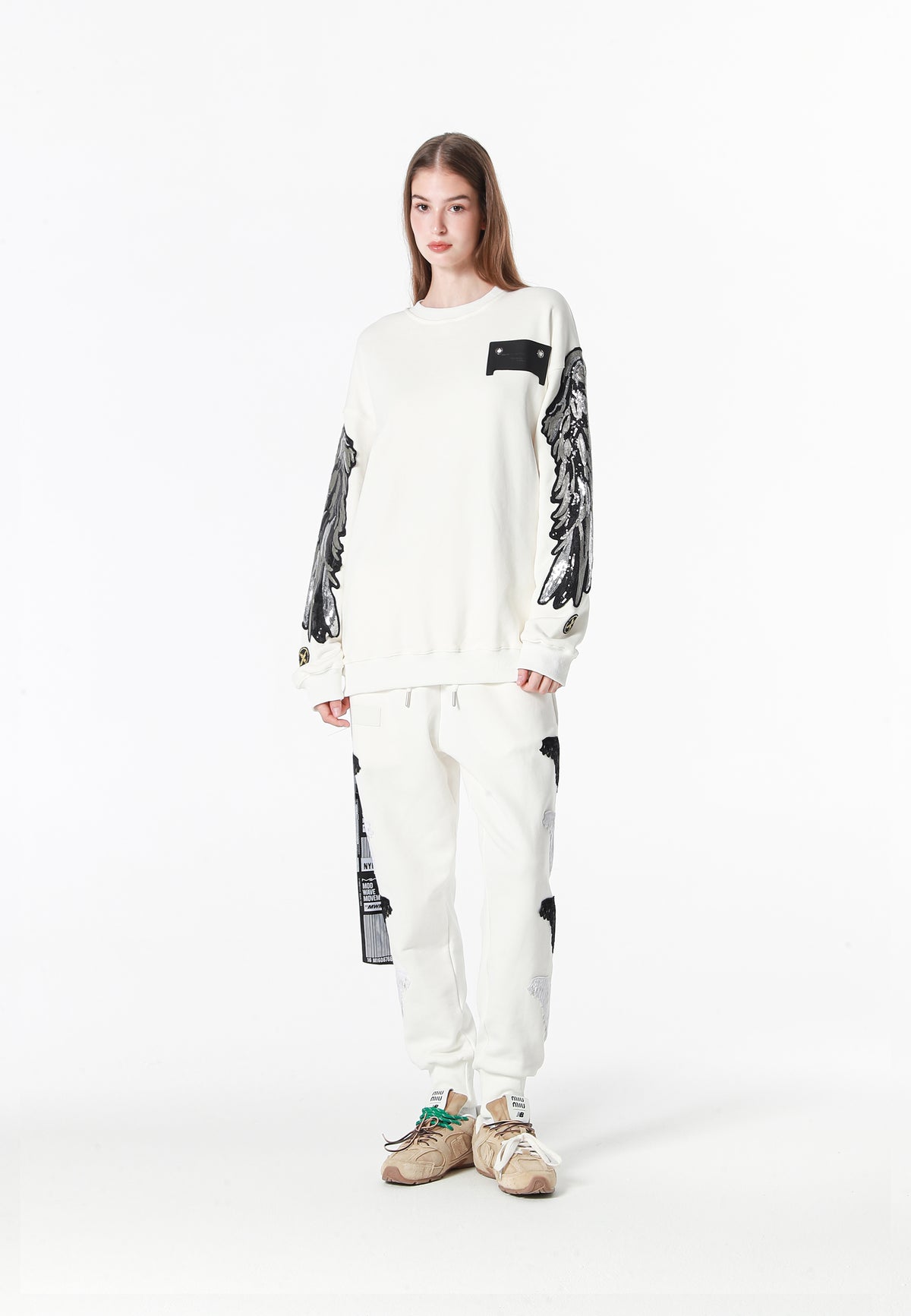 Sudadera Wings de corte relajado con alas de tachuelas en hombros y mangas | MWM [PS_COLORS:WHITE]