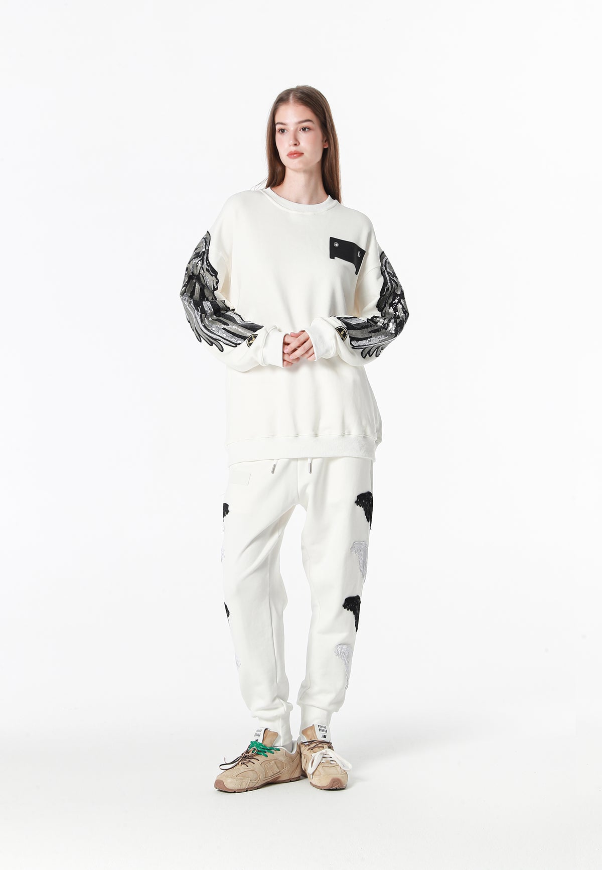 Sudadera Wings de corte relajado con alas de tachuelas en hombros y mangas | MWM [PS_COLORS:WHITE]