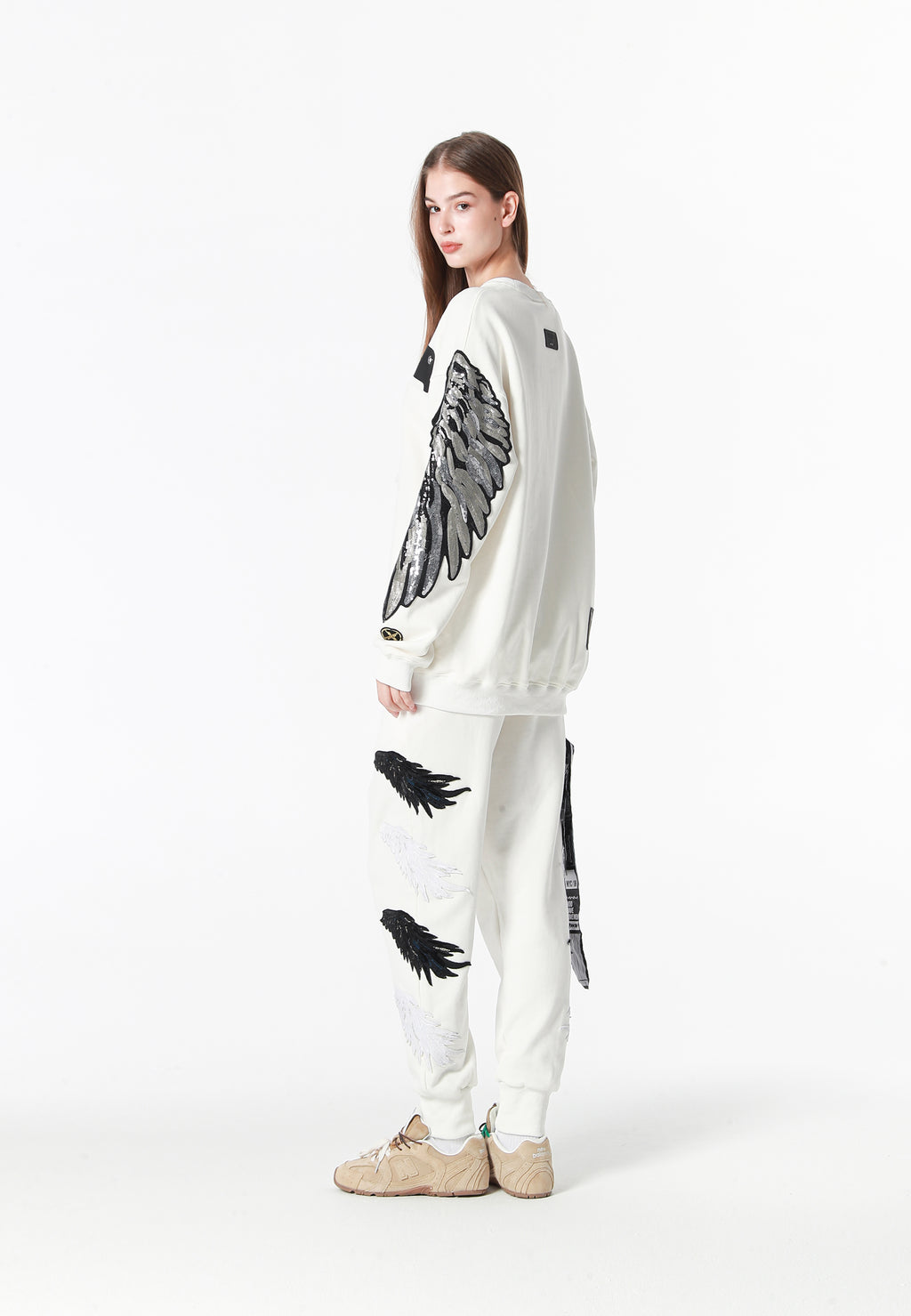 Sudadera Wings de corte relajado con alas de tachuelas en hombros y mangas | MWM [PS_COLORS:WHITE]