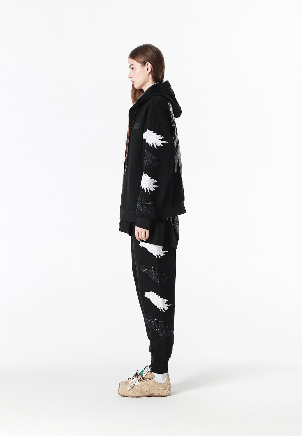Sudadera con capucha Wings de corte relajado con Mini Wings en mangas y alas de strass en la espalda | MWM [PS_COLORS:BLACK]