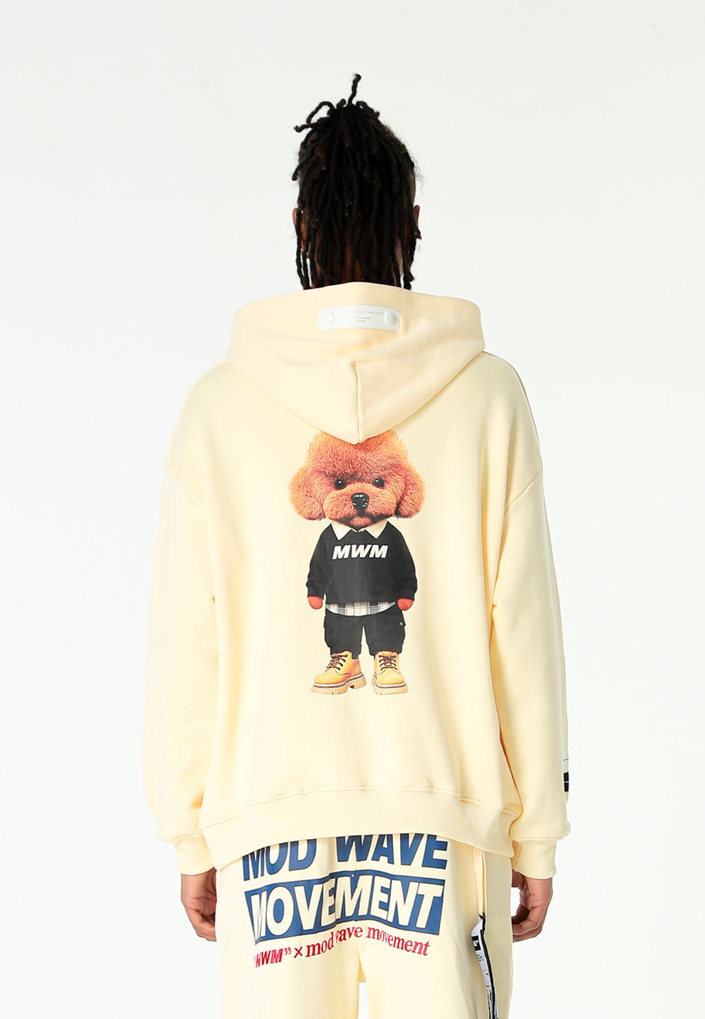 Sudadera con capucha TEDDY de corte regular con bordado frontal y print Streetwear Dog en la espalda | MWM [PS_COLORS:ECRU]