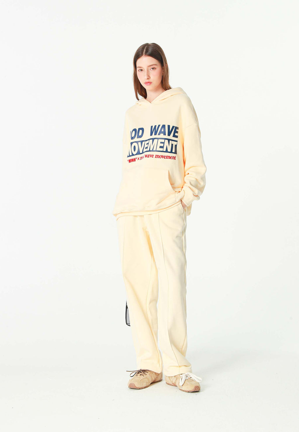 Sudadera con capucha TEDDY de corte regular con bordado frontal y print Streetwear Dog en la espalda | MWM [PS_COLORS:ECRU]