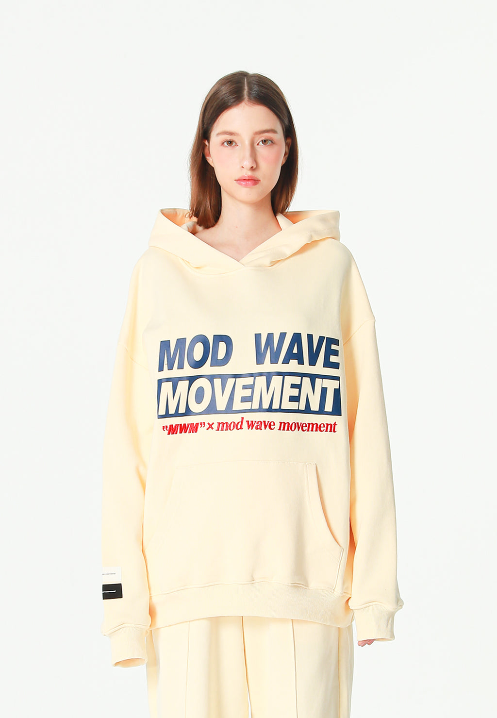 Sudadera con capucha TEDDY de corte regular con bordado frontal y print Streetwear Dog en la espalda | MWM [PS_COLORS:ECRU]