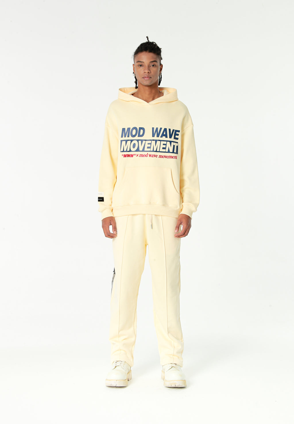 Sudadera con capucha TEDDY de corte regular con bordado frontal y print Streetwear Dog en la espalda | MWM [PS_COLORS:ECRU]