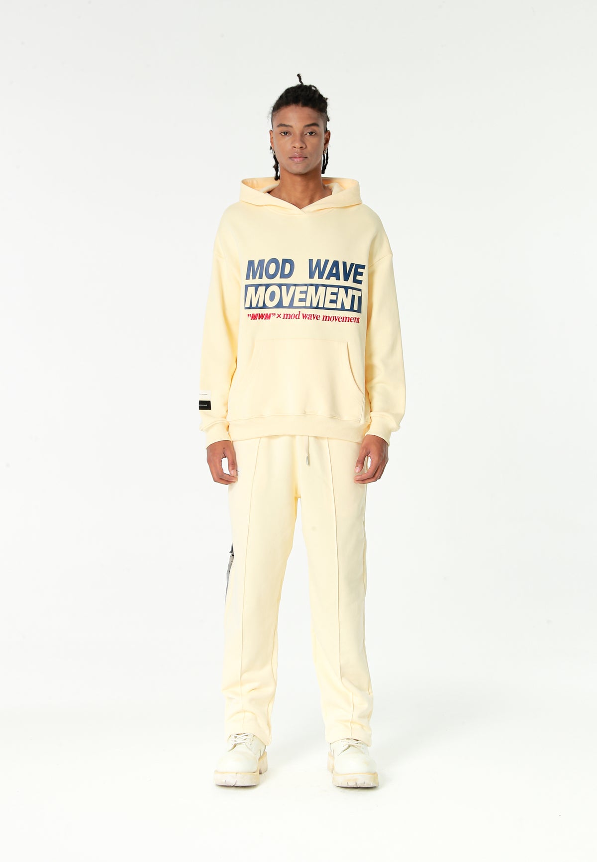 Sudadera con capucha TEDDY de corte regular con bordado frontal y print Streetwear Dog en la espalda | MWM [PS_COLORS:ECRU]