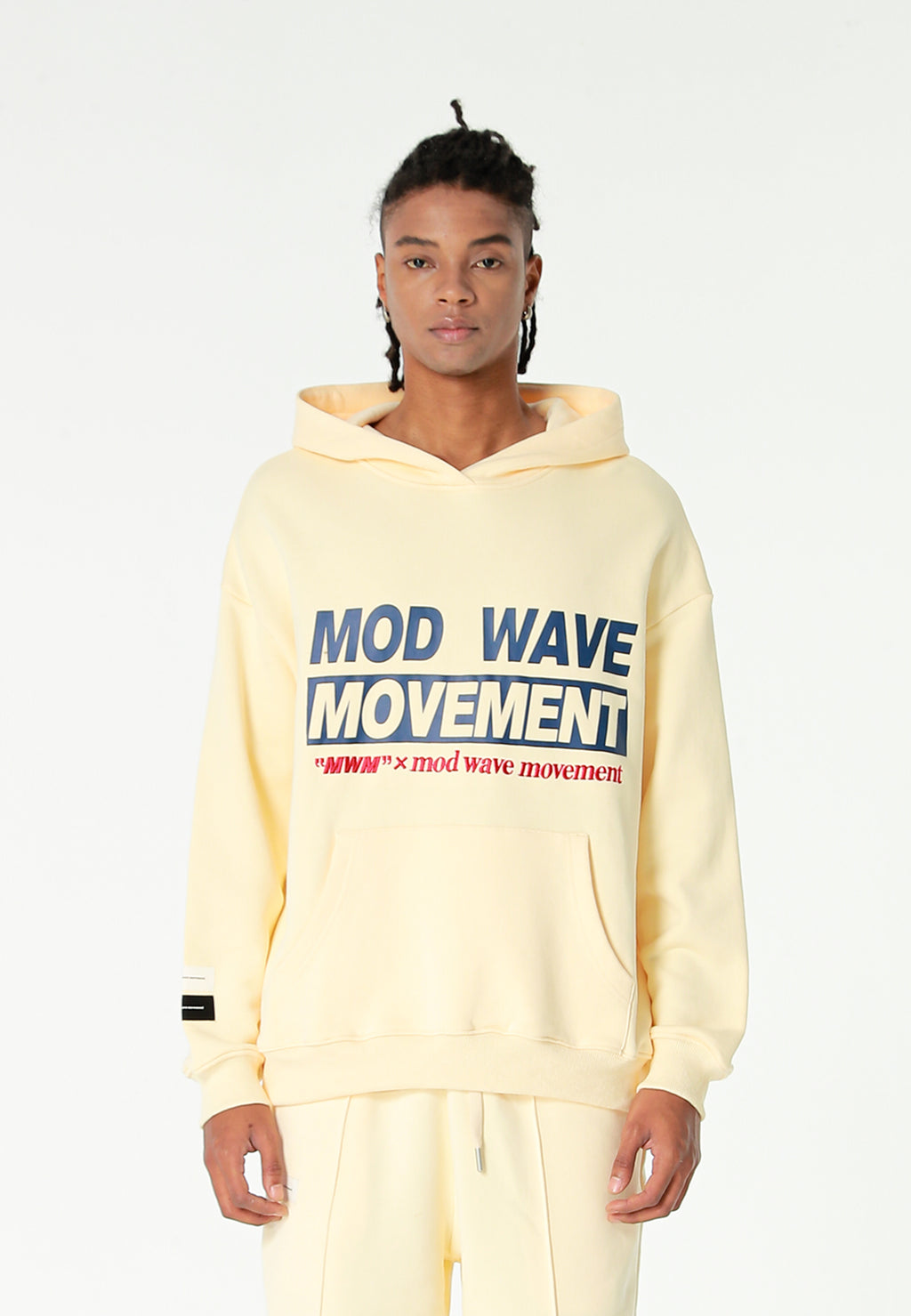 Sudadera con capucha TEDDY de corte regular con bordado frontal y print Streetwear Dog en la espalda | MWM [PS_COLORS:ECRU]