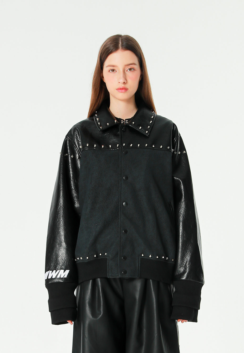 Chaqueta bomber de corte regular efecto piel con tachuelas metálicas y puños dobles | MWM [PS_COLORS:BLACK]