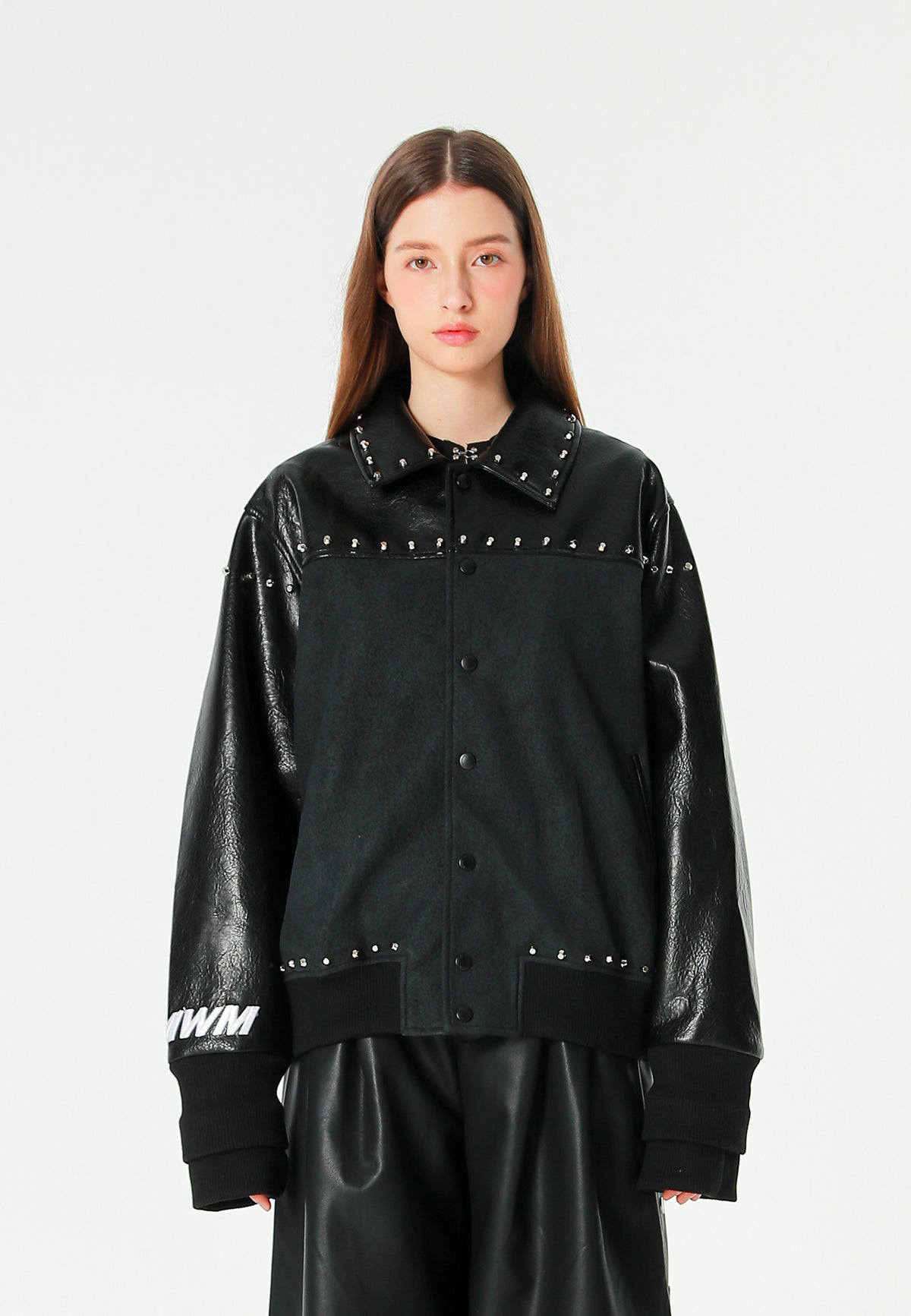 Chaqueta bomber de corte regular efecto piel con tachuelas metálicas y puños dobles | MWM [PS_COLORS:BLACK]