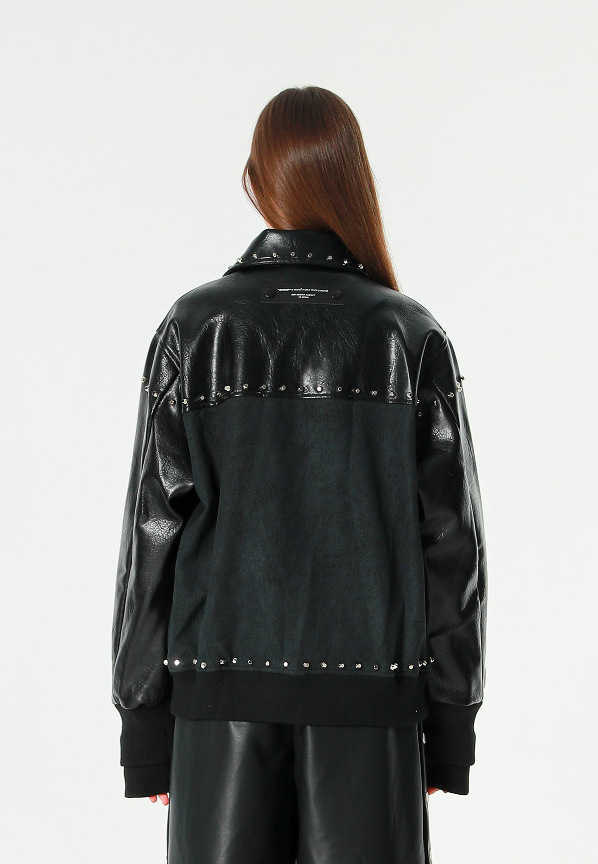Chaqueta bomber de corte regular efecto piel con tachuelas metálicas y puños dobles | MWM [PS_COLORS:BLACK]