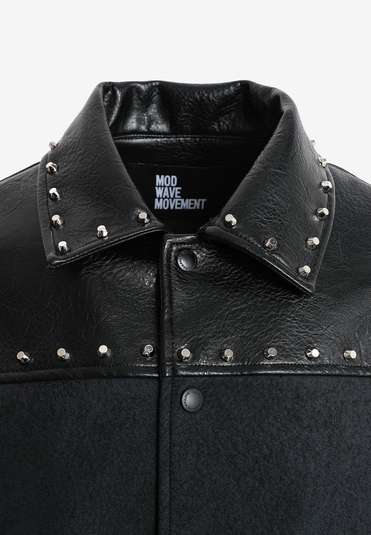 Chaqueta bomber de corte regular efecto piel con tachuelas metálicas y puños dobles | MWM [PS_COLORS:BLACK]