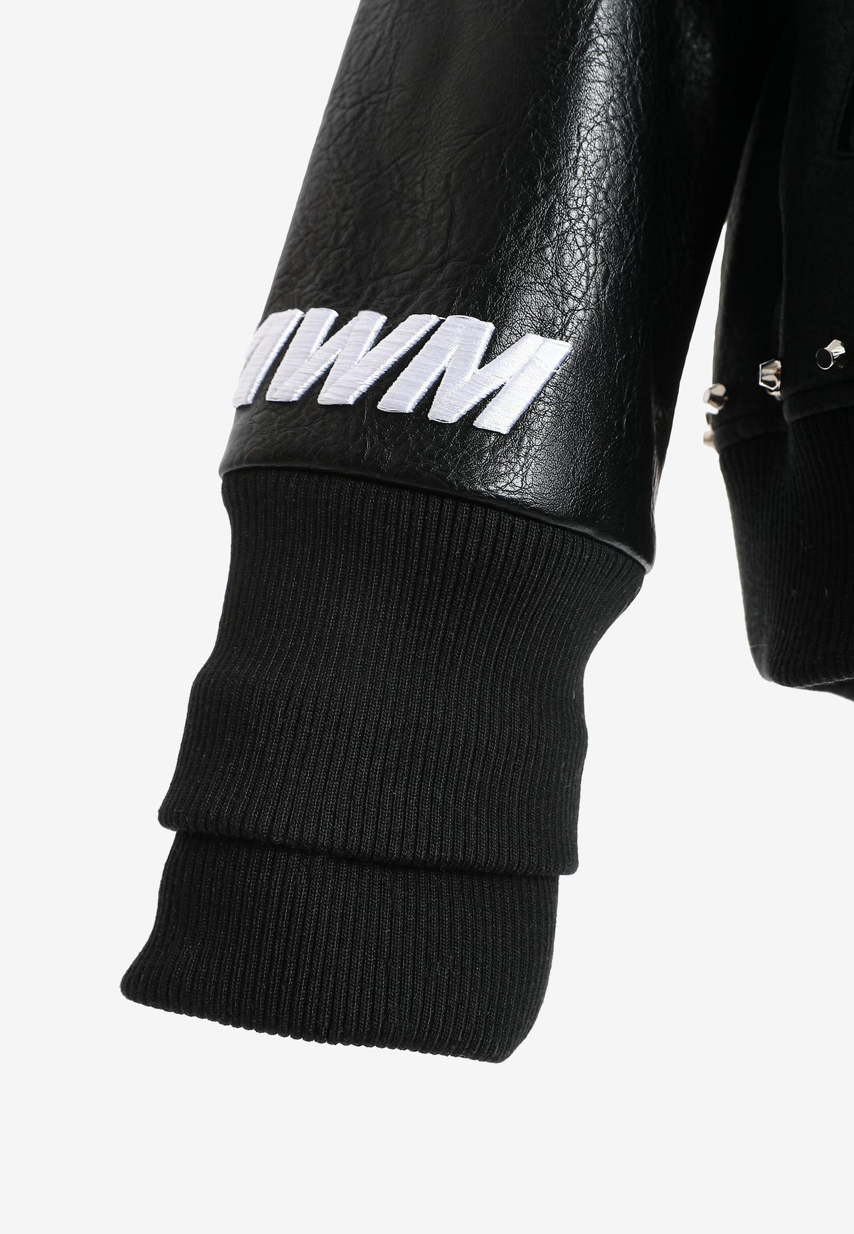 Chaqueta bomber de corte regular efecto piel con tachuelas metálicas y puños dobles | MWM [PS_COLORS:BLACK]