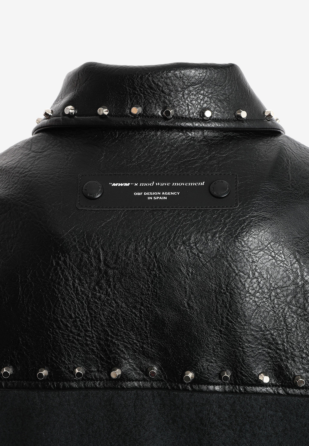 Chaqueta bomber de corte regular efecto piel con tachuelas metálicas y puños dobles | MWM [PS_COLORS:BLACK]