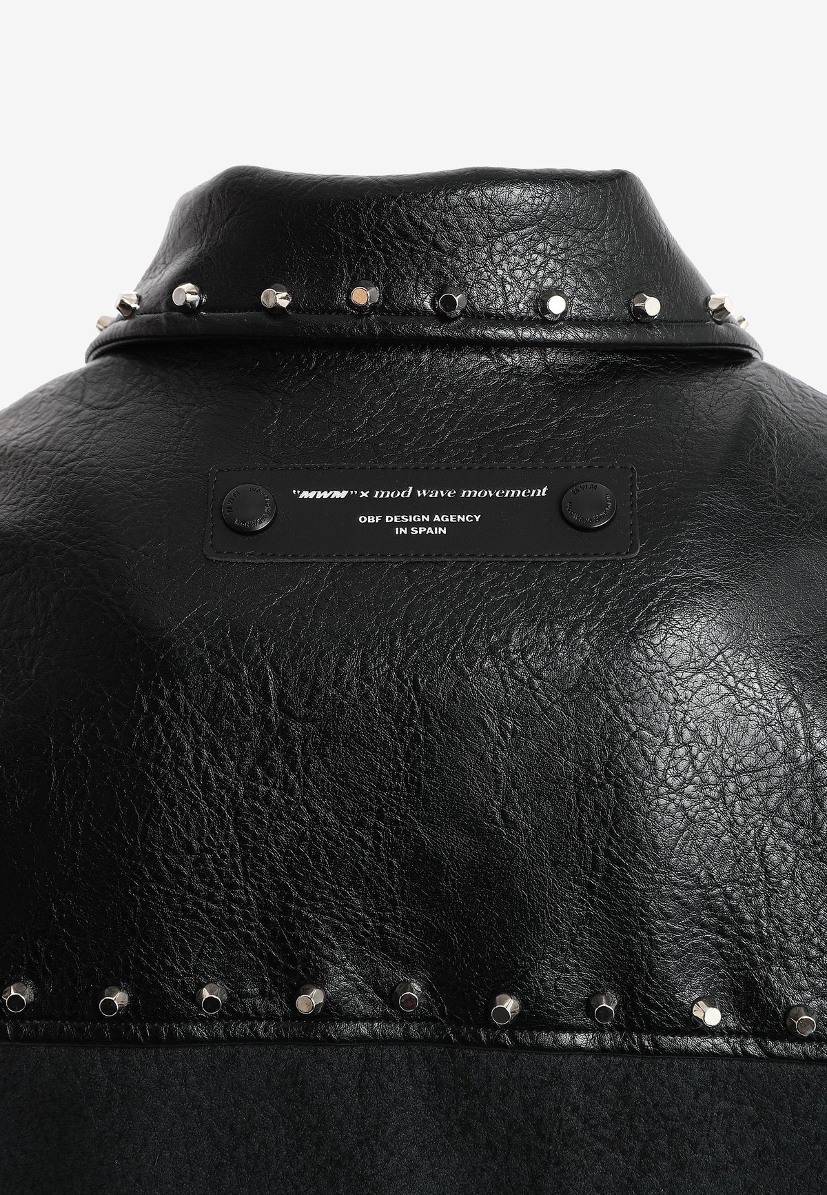Chaqueta bomber de corte regular efecto piel con tachuelas metálicas y puños dobles | MWM [PS_COLORS:BLACK]