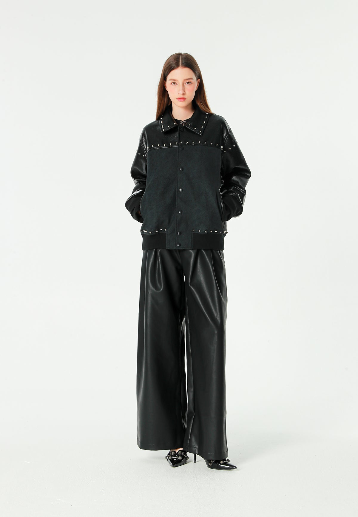 Chaqueta bomber de corte regular efecto piel con tachuelas metálicas y puños dobles | MWM [PS_COLORS:BLACK]