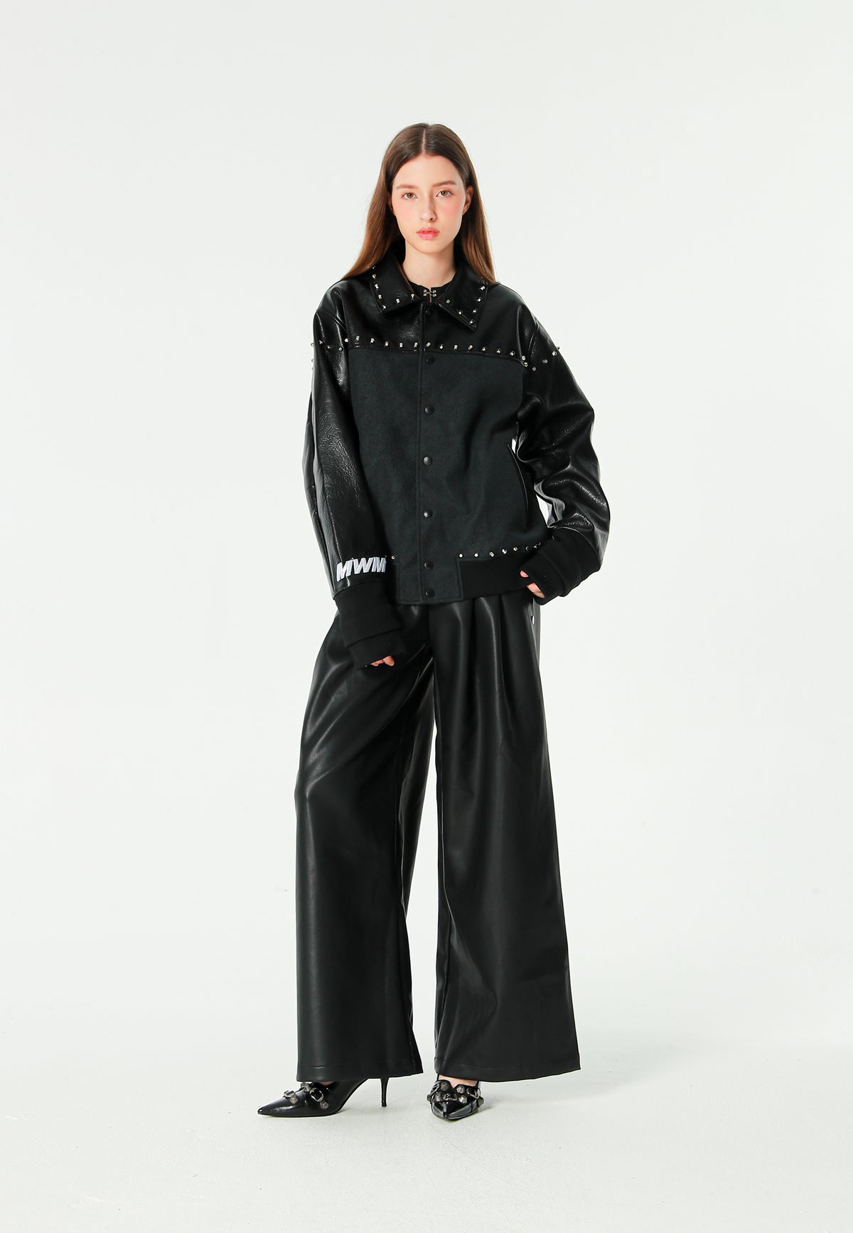 Chaqueta bomber de corte regular efecto piel con tachuelas metálicas y puños dobles | MWM [PS_COLORS:BLACK]