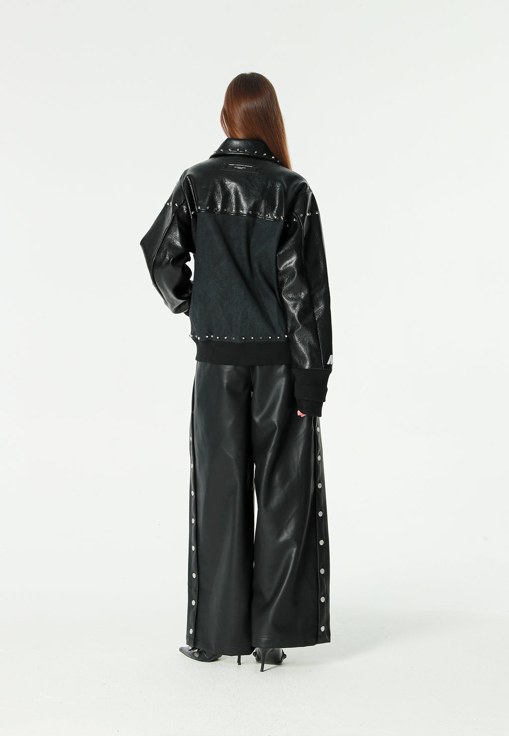 Chaqueta bomber de corte regular efecto piel con tachuelas metálicas y puños dobles | MWM [PS_COLORS:BLACK]