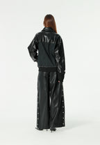 Chaqueta bomber de corte regular efecto piel con tachuelas metálicas y puños dobles | MWM [PS_COLORS:BLACK]