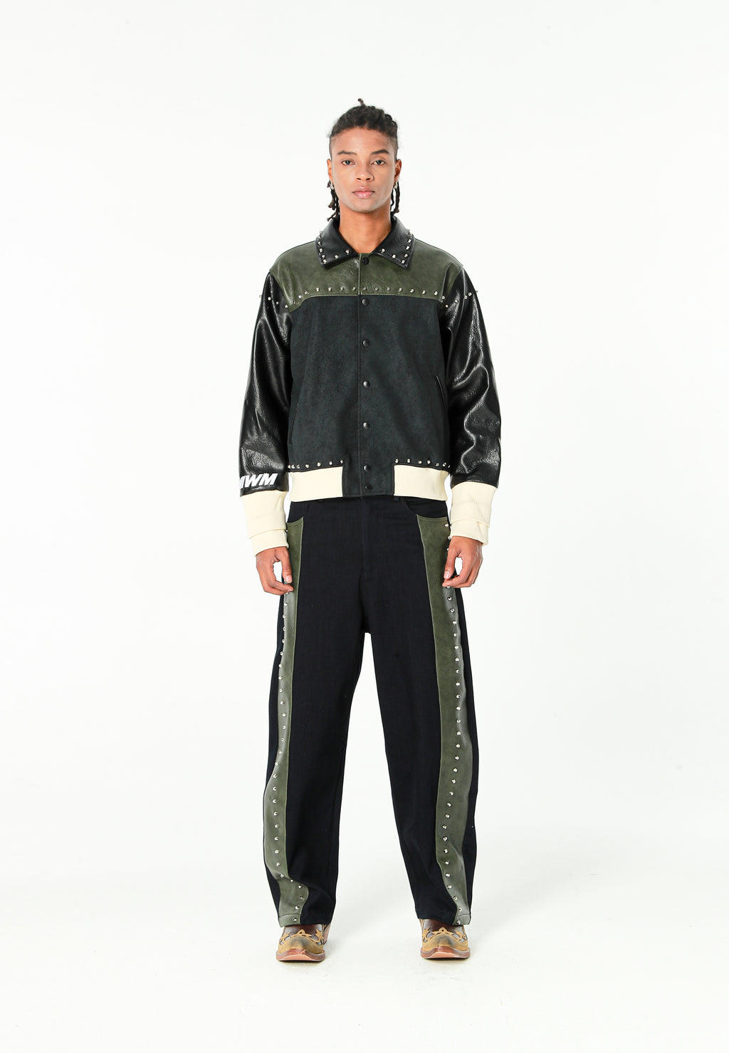 Chaqueta bomber de corte regular efecto piel con tachuelas metálicas y puños dobles | MWM [PS_COLORS:GREEN/BLAC]