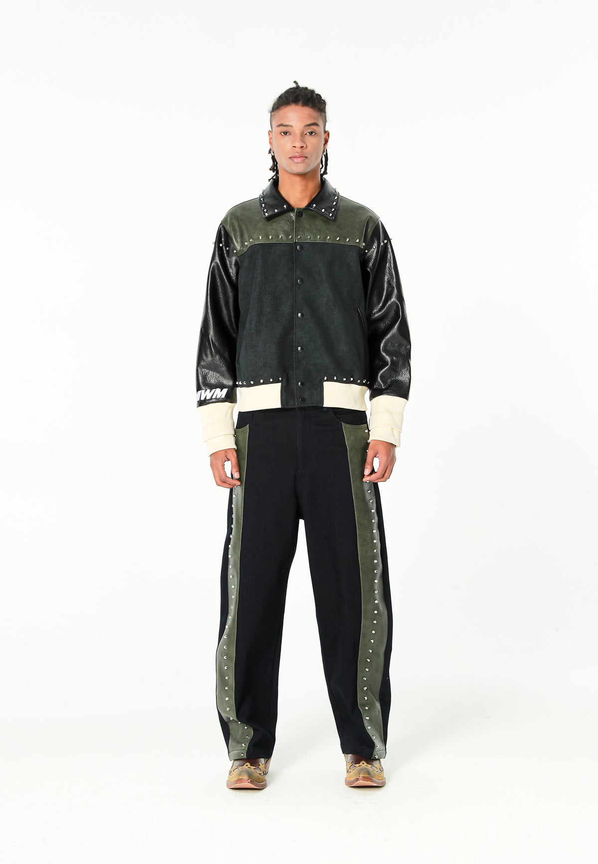 Chaqueta bomber de corte regular efecto piel con tachuelas metálicas y puños dobles | MWM [PS_COLORS:GREEN/BLAC]