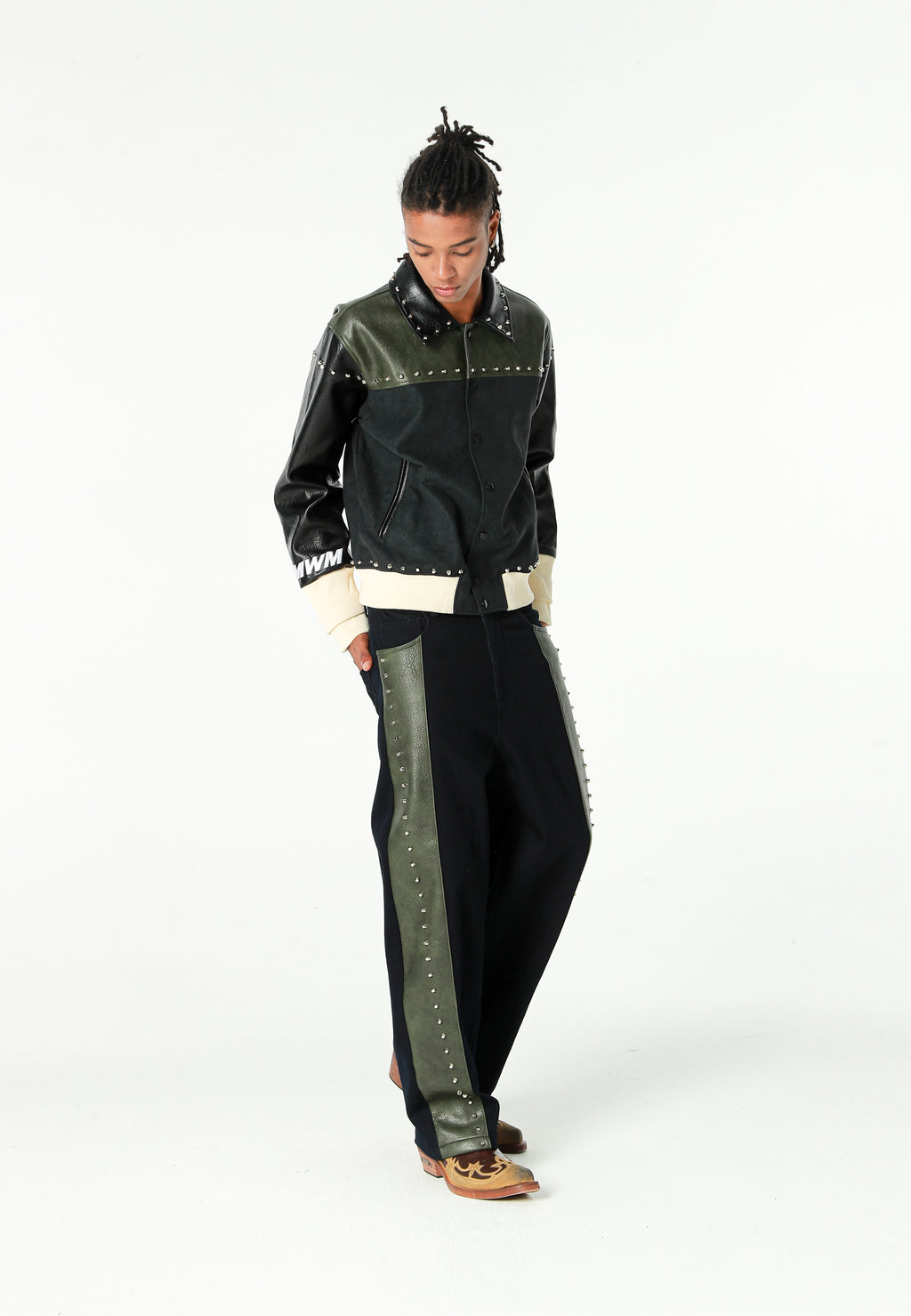 Chaqueta bomber de corte regular efecto piel con tachuelas metálicas y puños dobles | MWM [PS_COLORS:GREEN/BLAC]